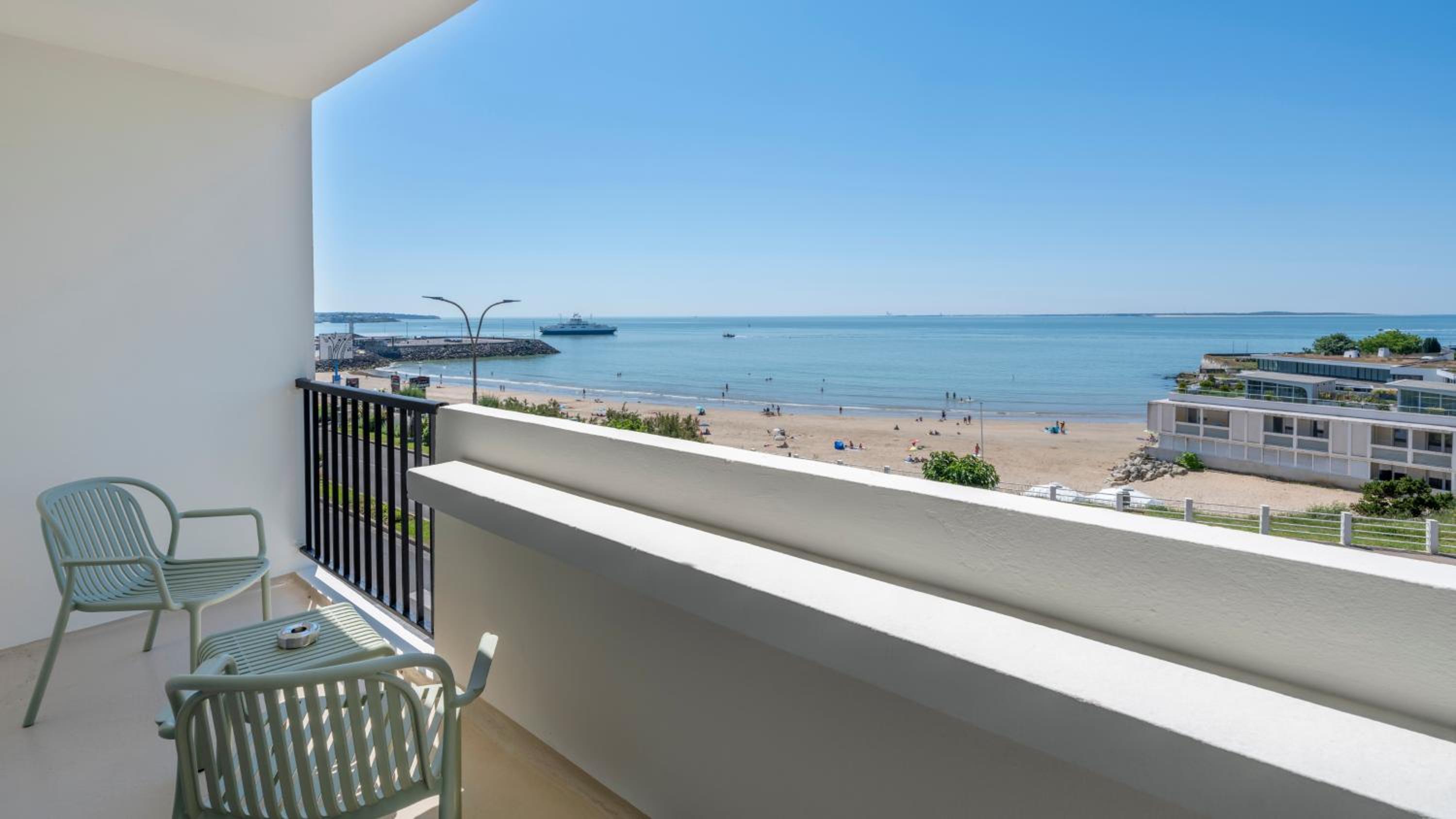 Superior Triple Room - 1 Queen Bed 1 Sofa Bed - Sea View