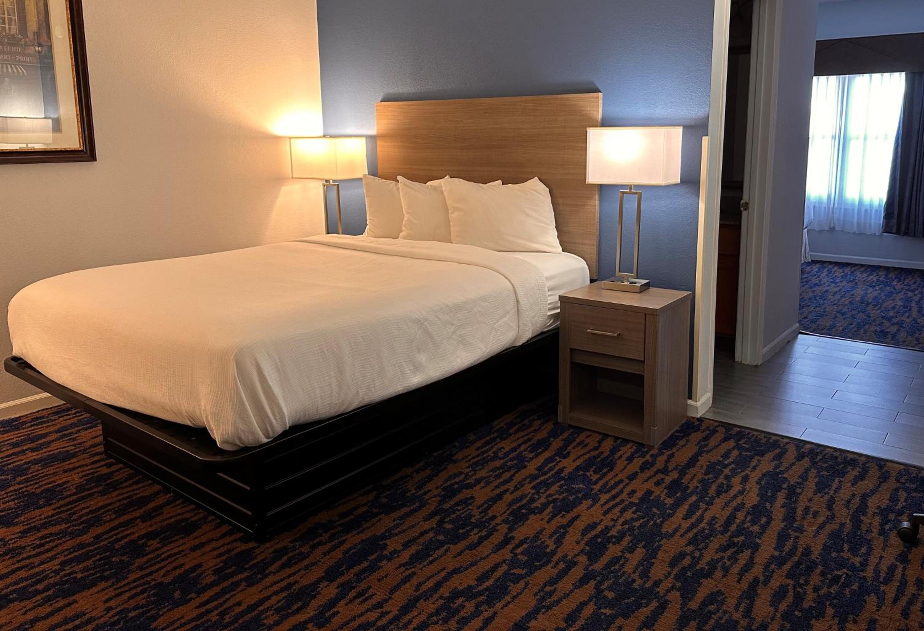 Suite With One King And One Queen Bed - Non-Smoking - Photo 14
