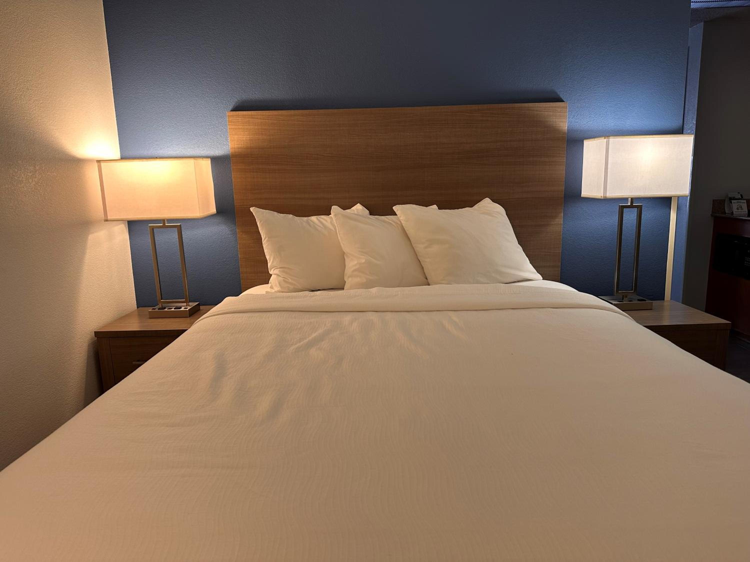 Suite With One King And One Queen Bed - Non-Smoking - Photo 9