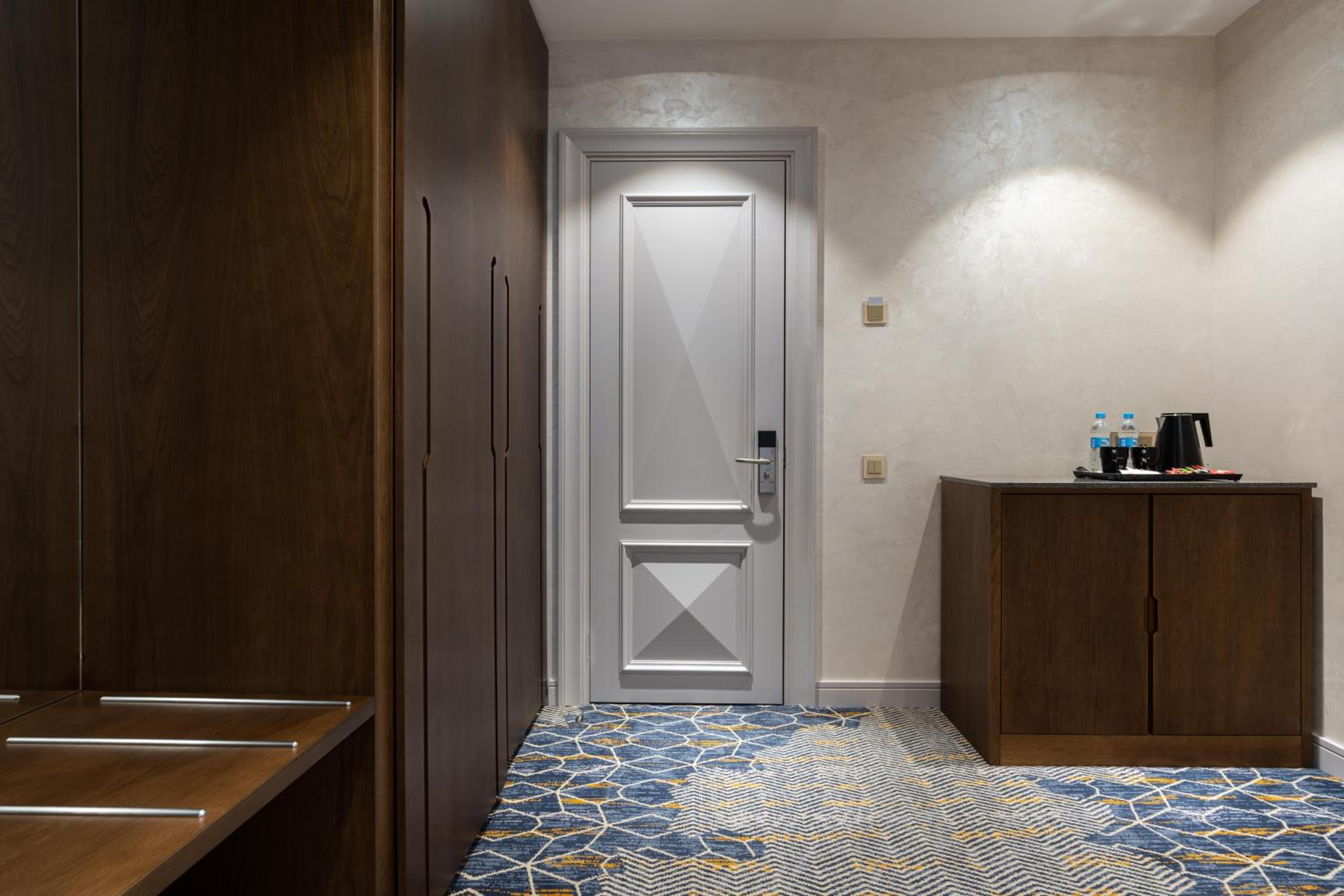Queen Suite with Spa Bath photo 3