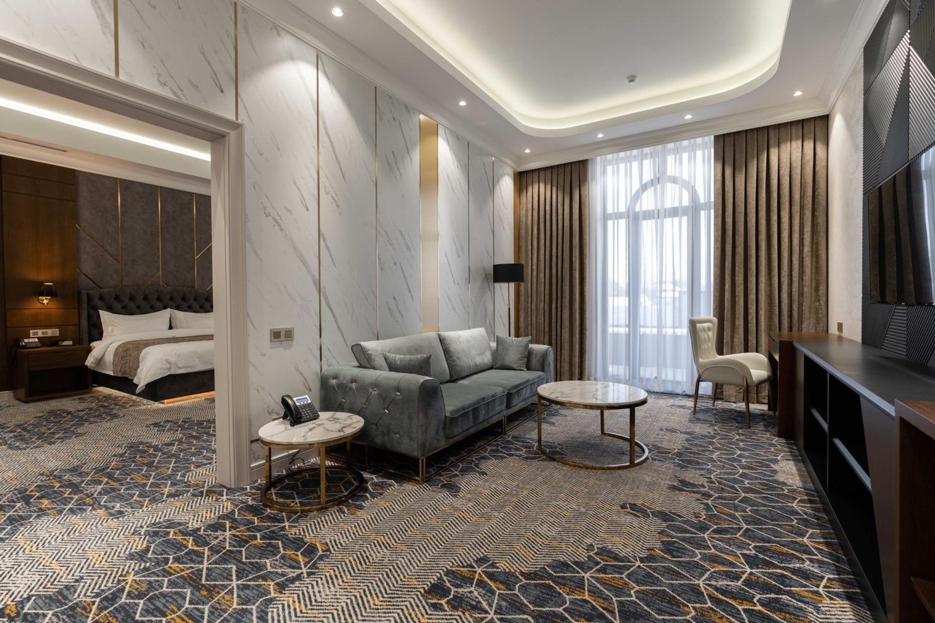 Queen Suite with Spa Bath photo 1