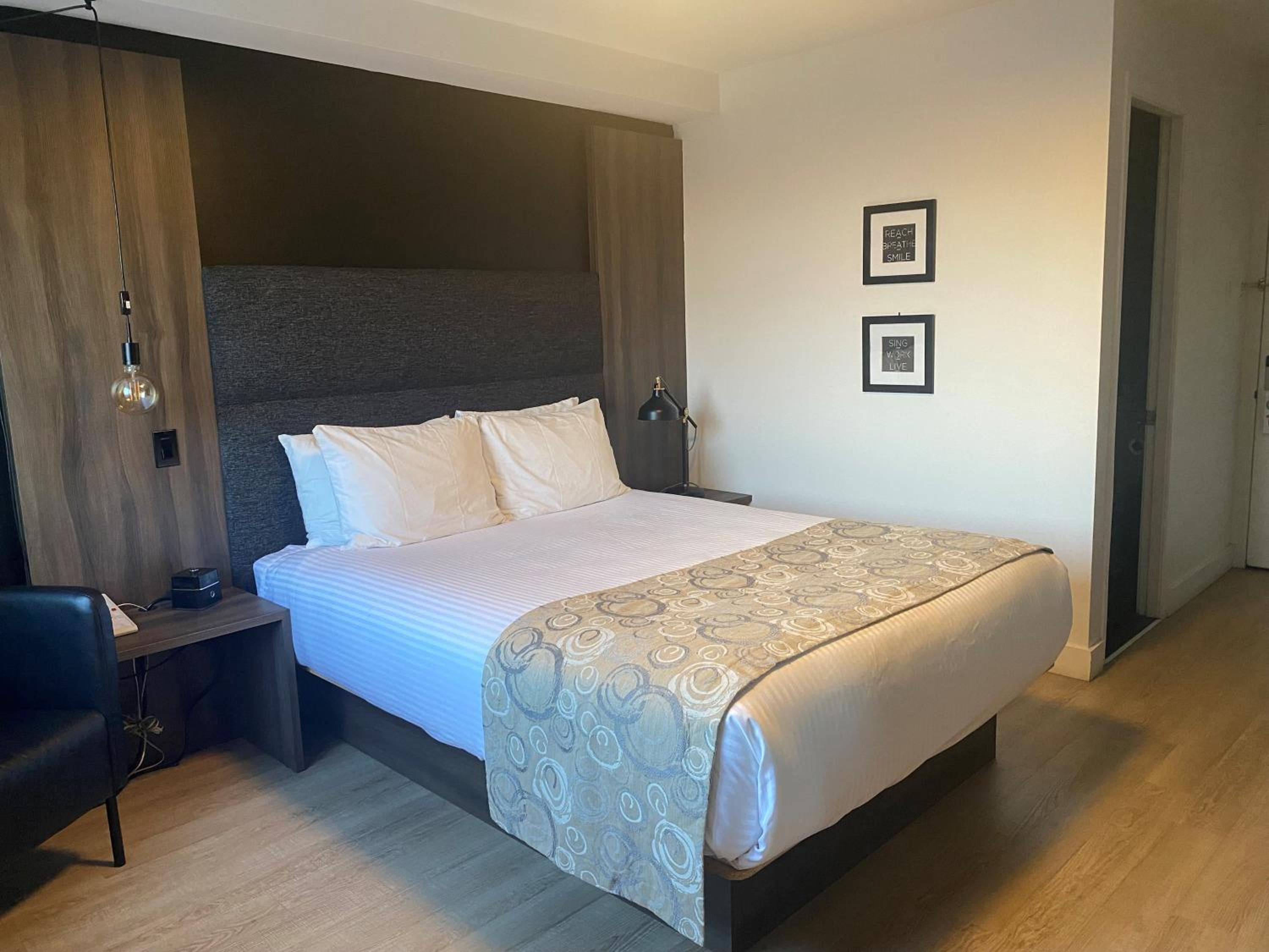 Queen Room photo 2