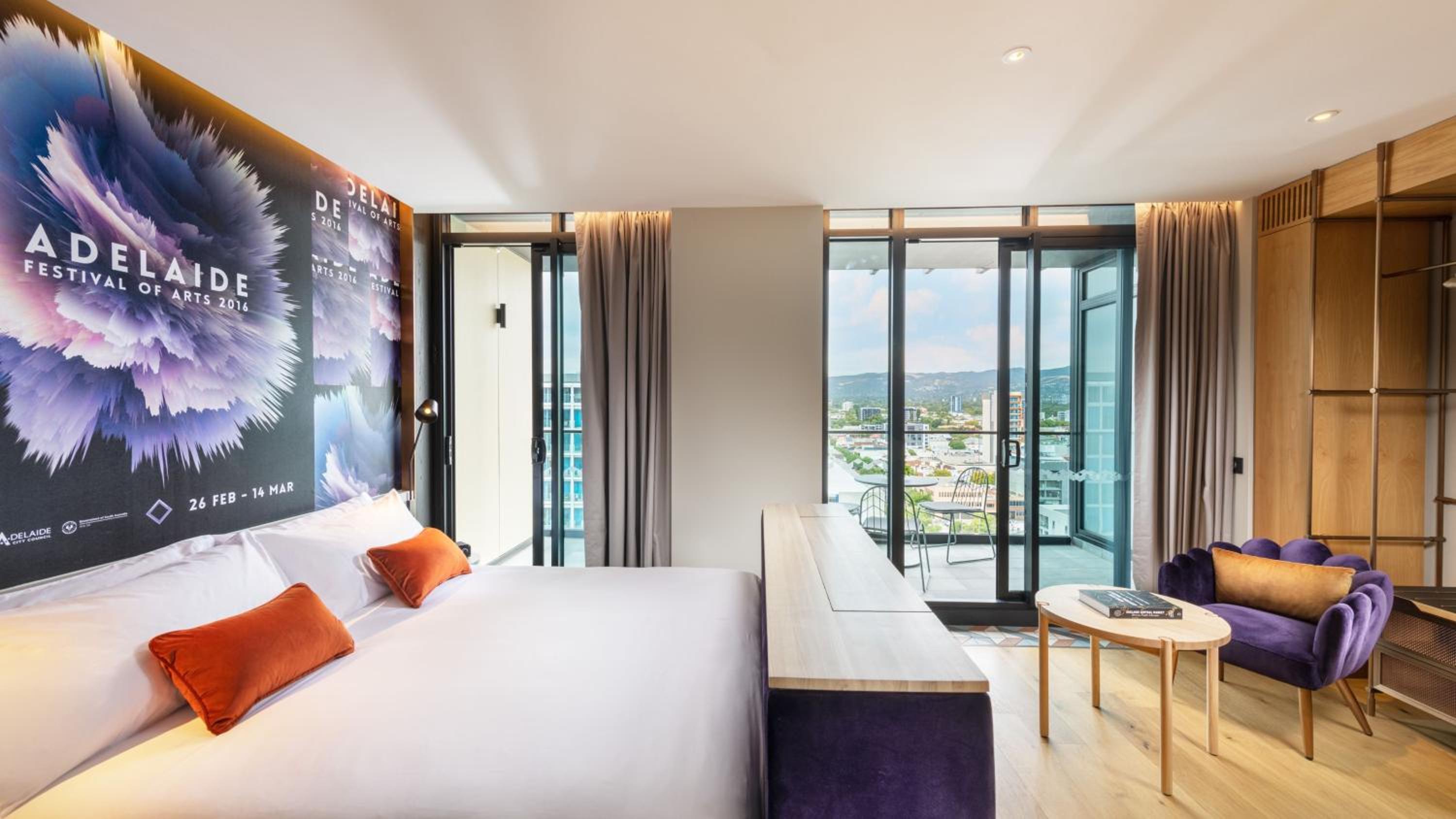 Premium King Room with Balcony - Photo 7
