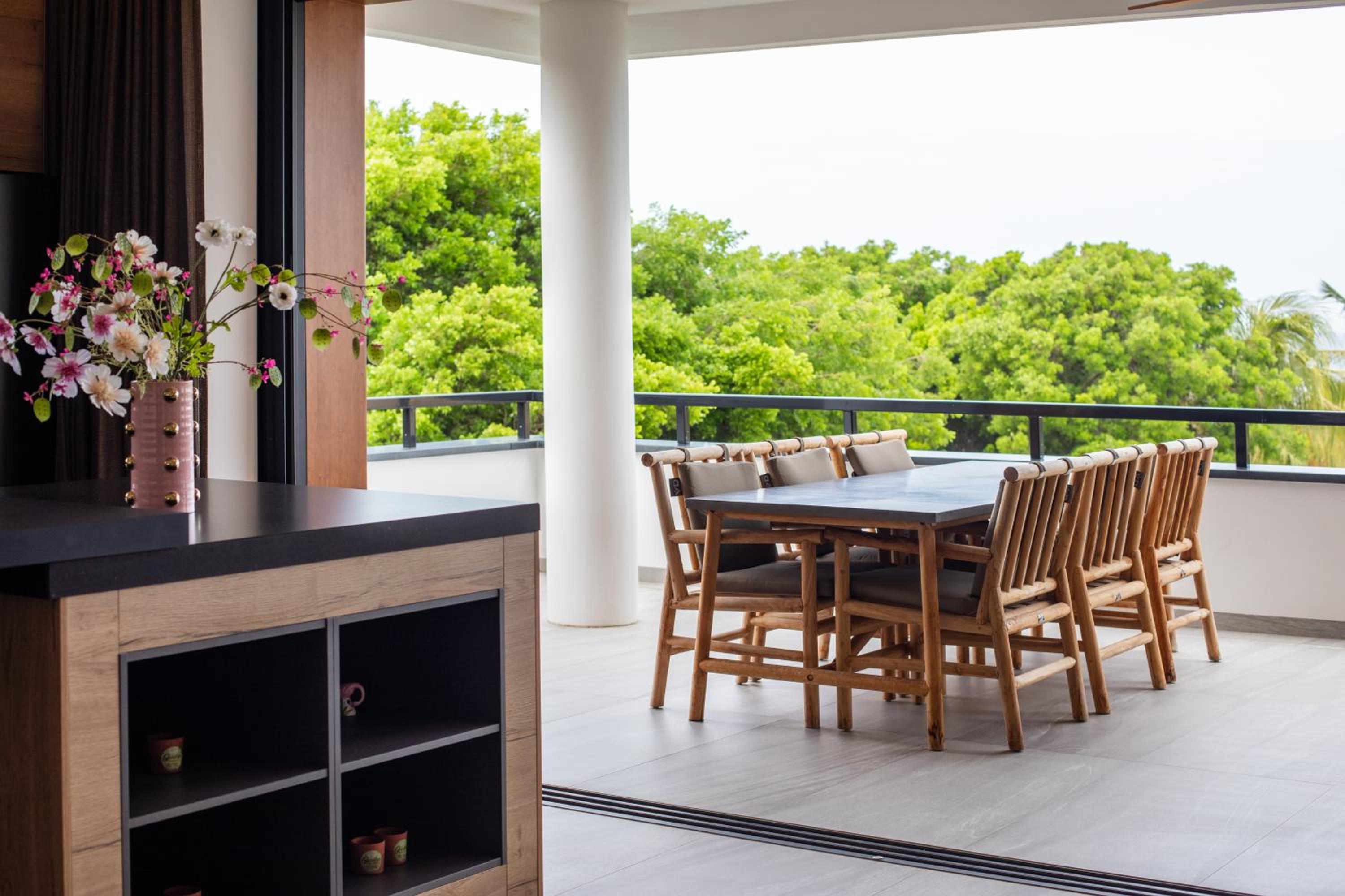 Beach Front Luxury 2 Bedroom Apartment at The Shore - Photo 5