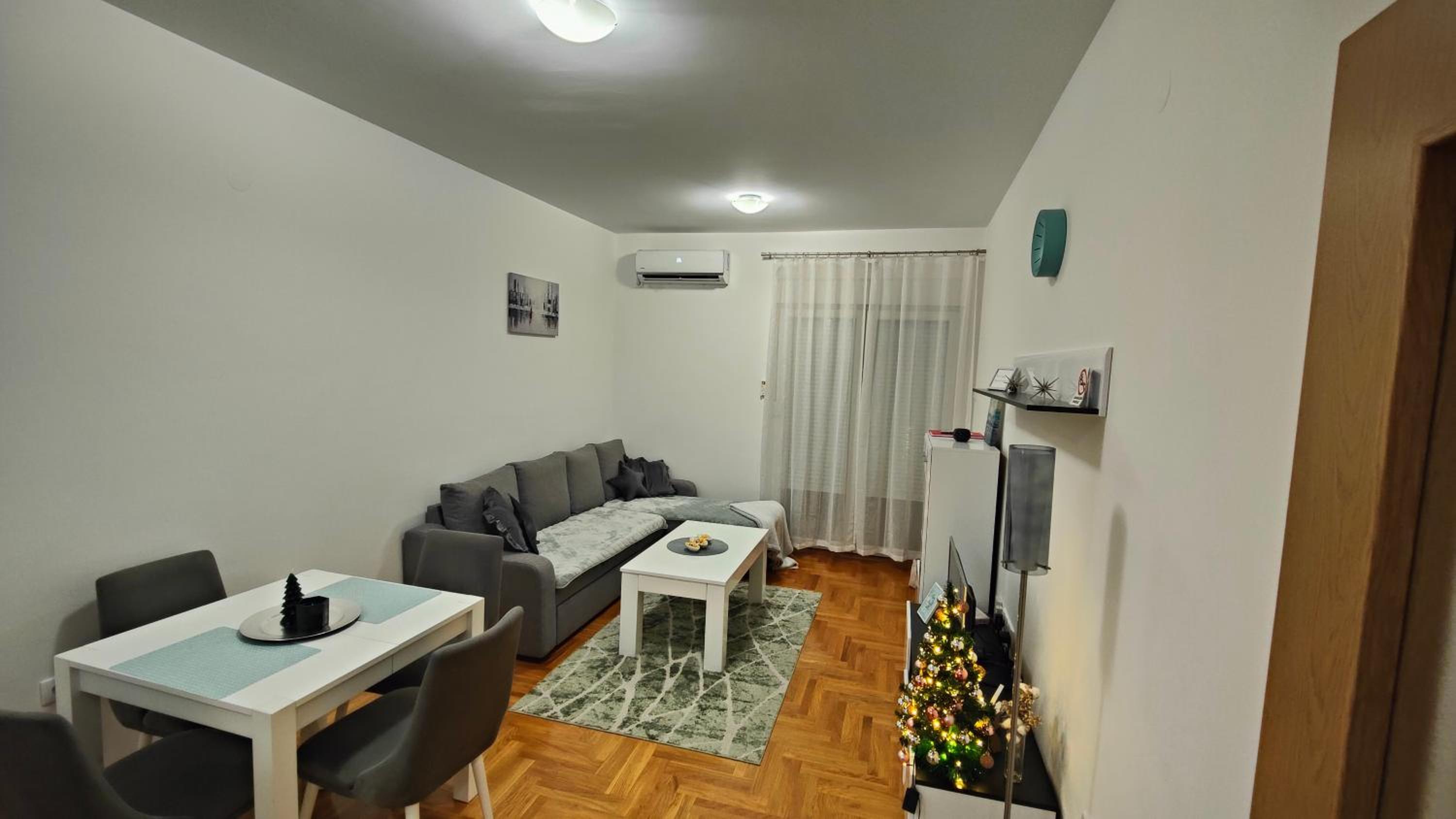 One-Bedroom Apartment photo 1