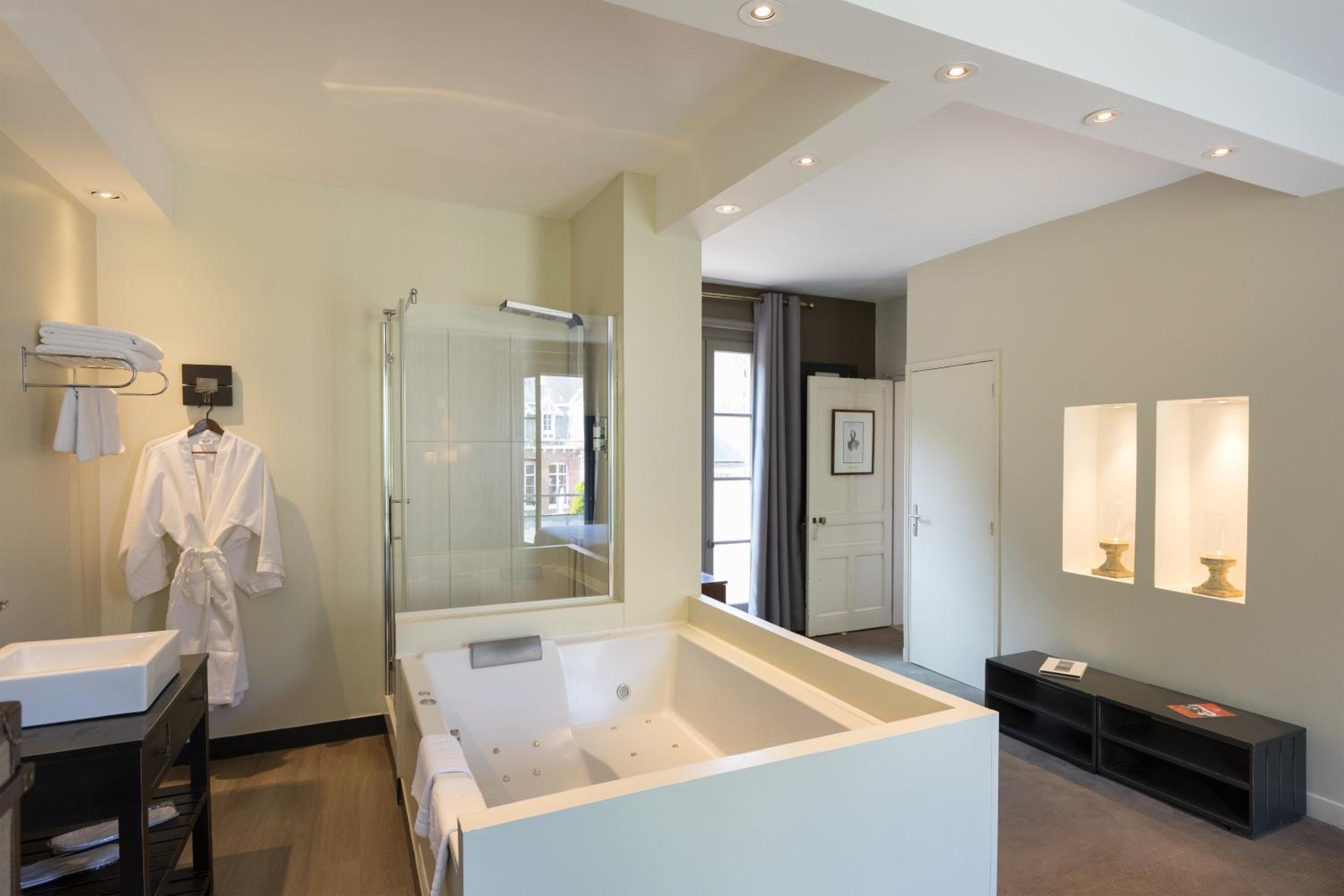 Deluxe Suite with Spa Bath