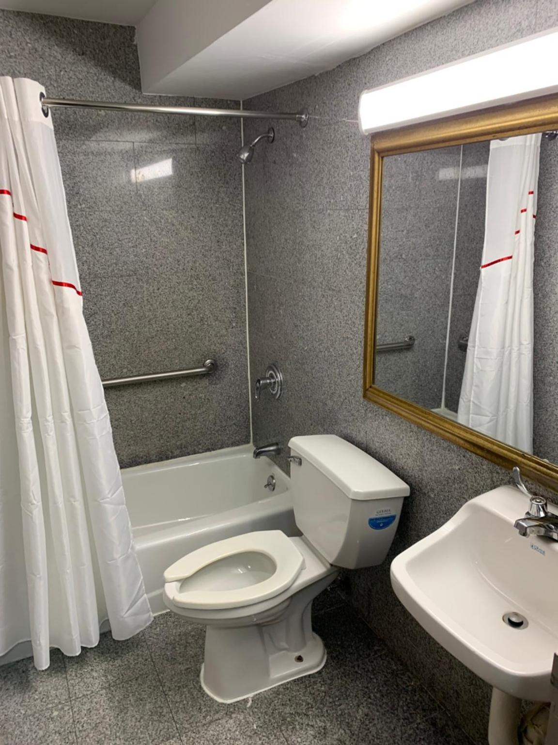 Deluxe King Room Disability Access Non-Smoking  - Photo 3
