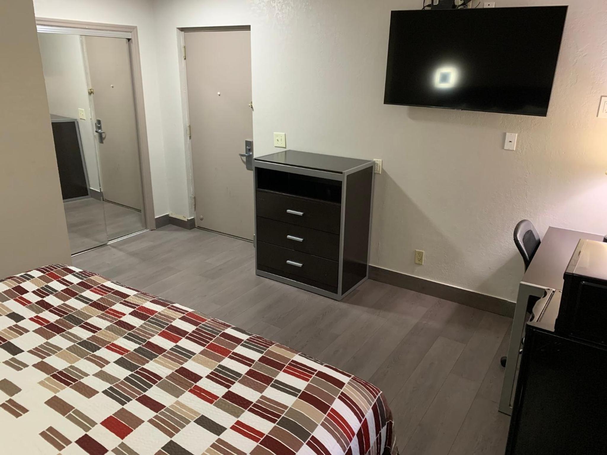 Deluxe King Room Disability Access Non-Smoking  - Photo 1