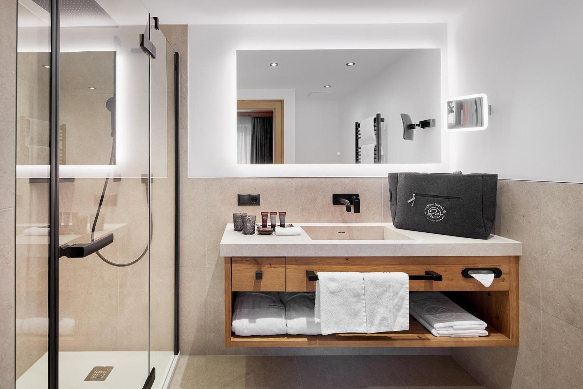 Double Room with Balcony - Photo 4