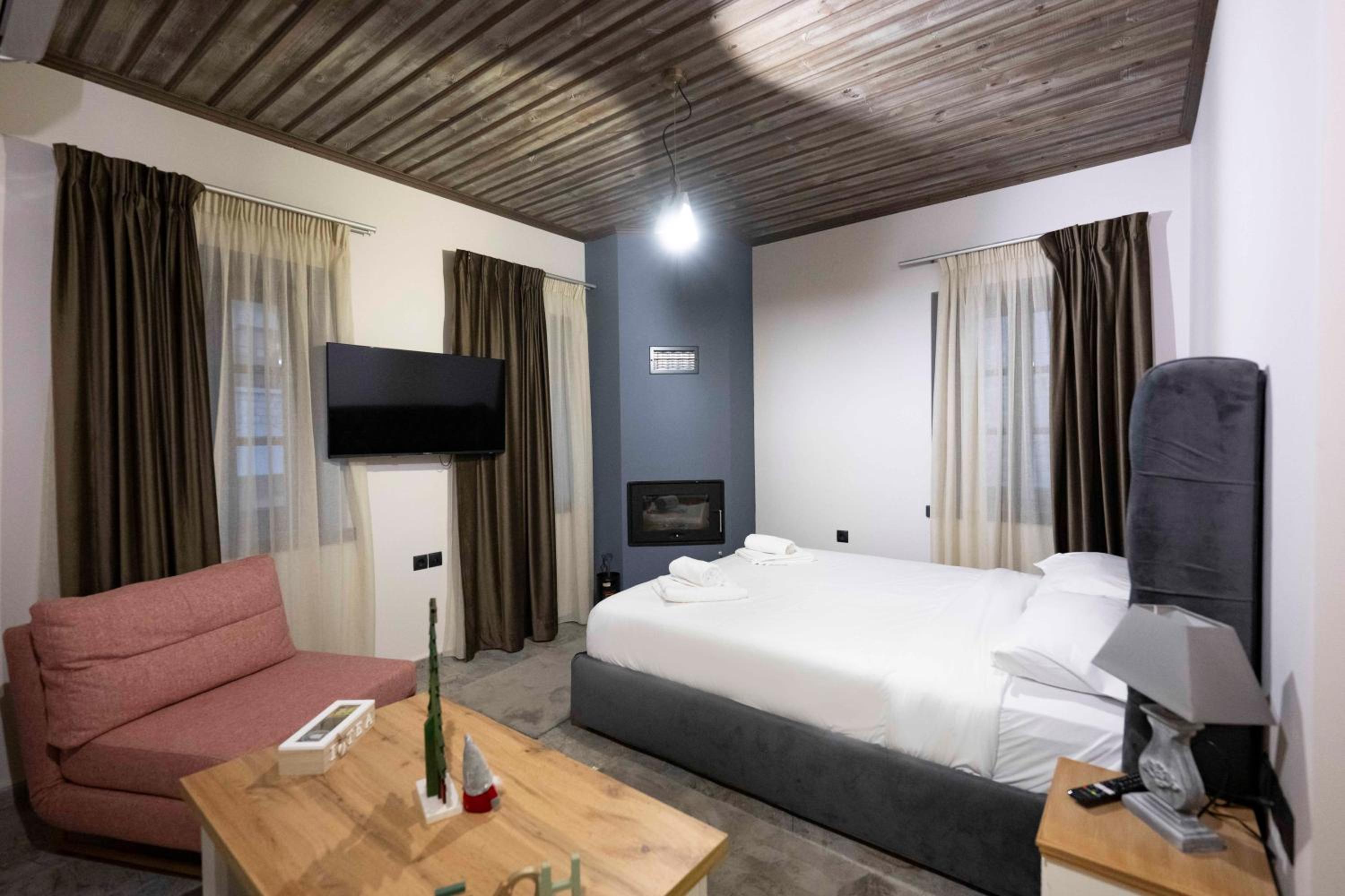 Deluxe Double Room (2 Adults + 1 Child)