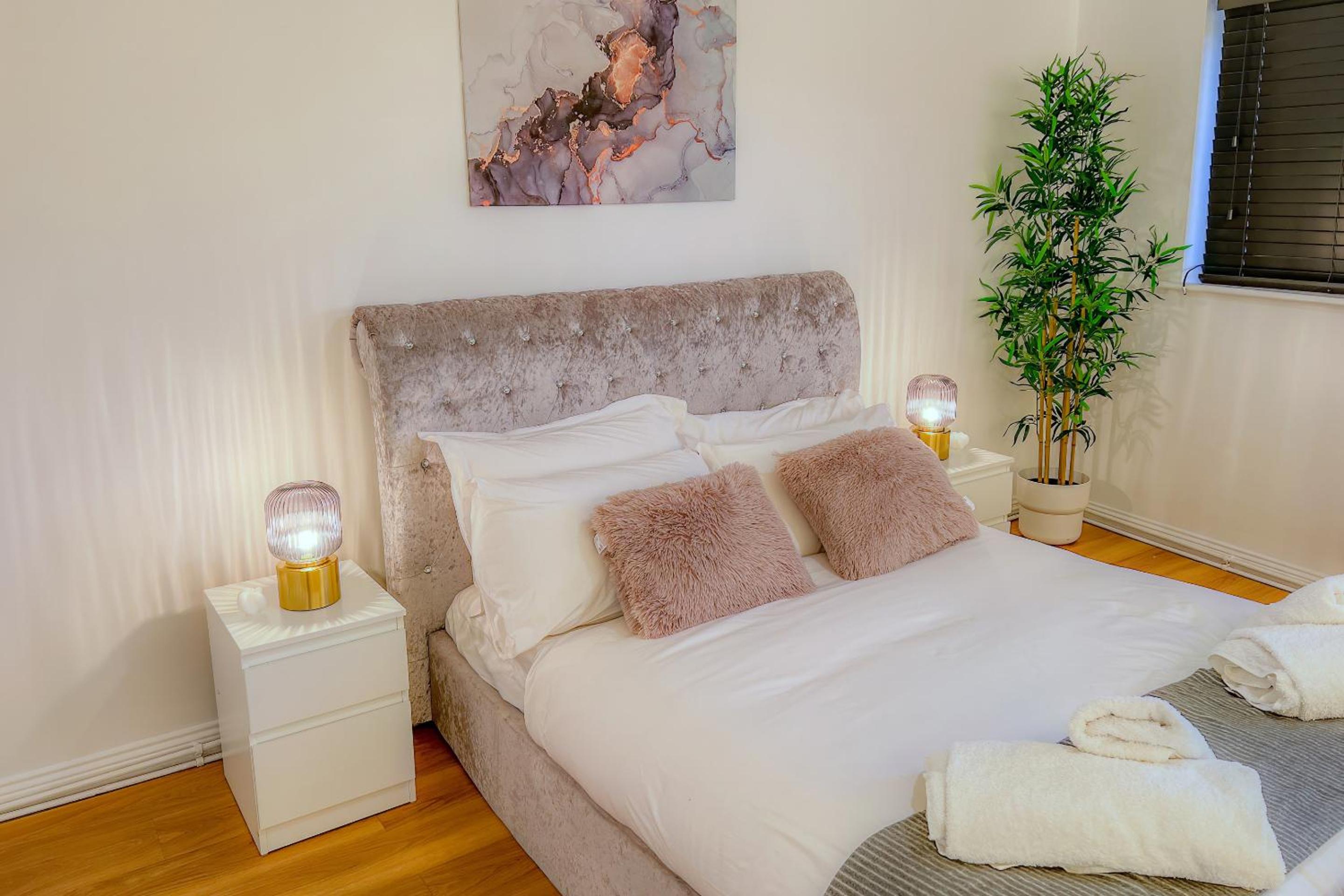 Deluxe Two-Bedroom Apartment With Garden View photo 2