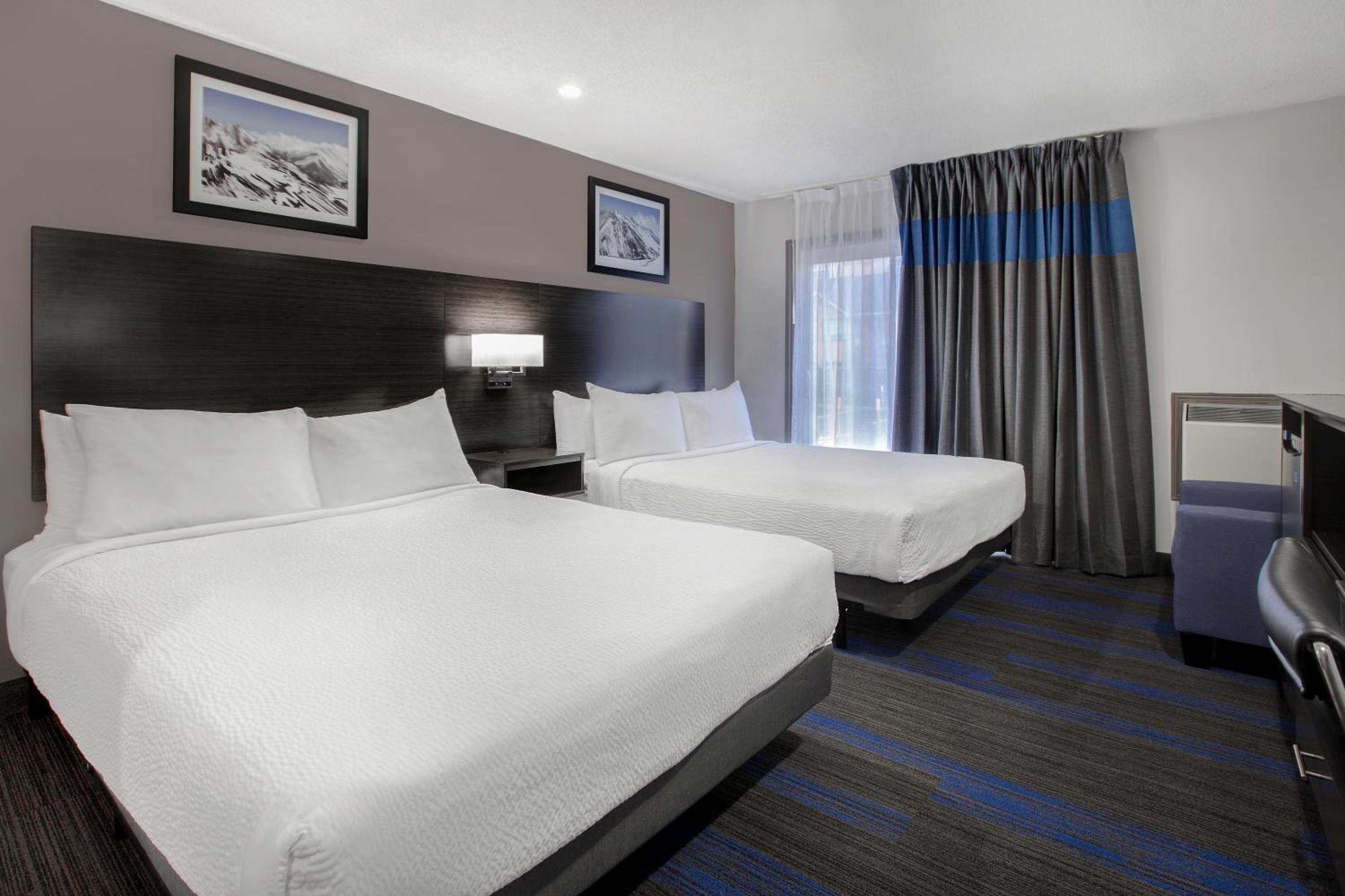 Queen Room with Two Queen Beds/ First Floor with Parking Lot Access, Non-Smoking - Photo 4