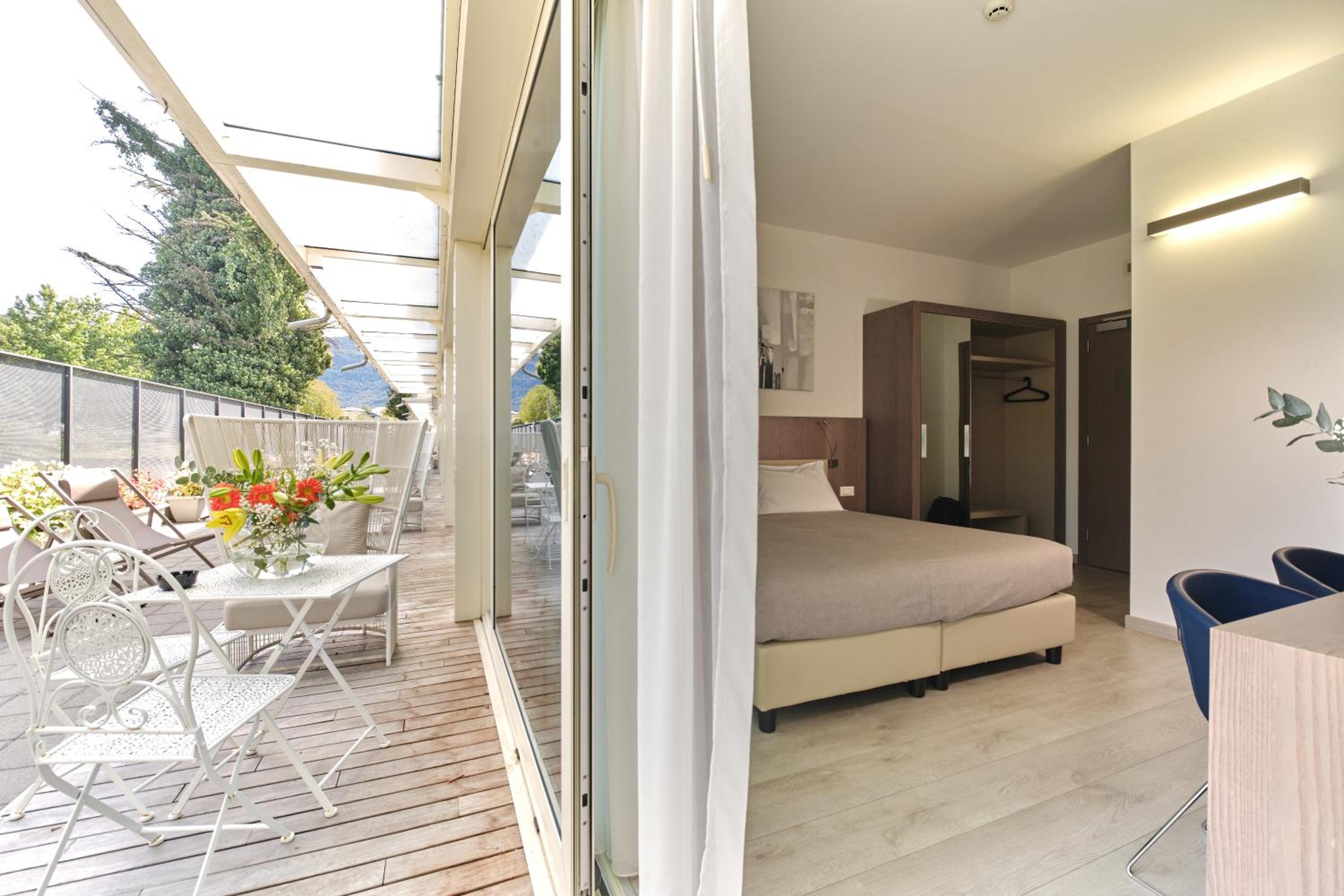Double or Twin Room with Lake View