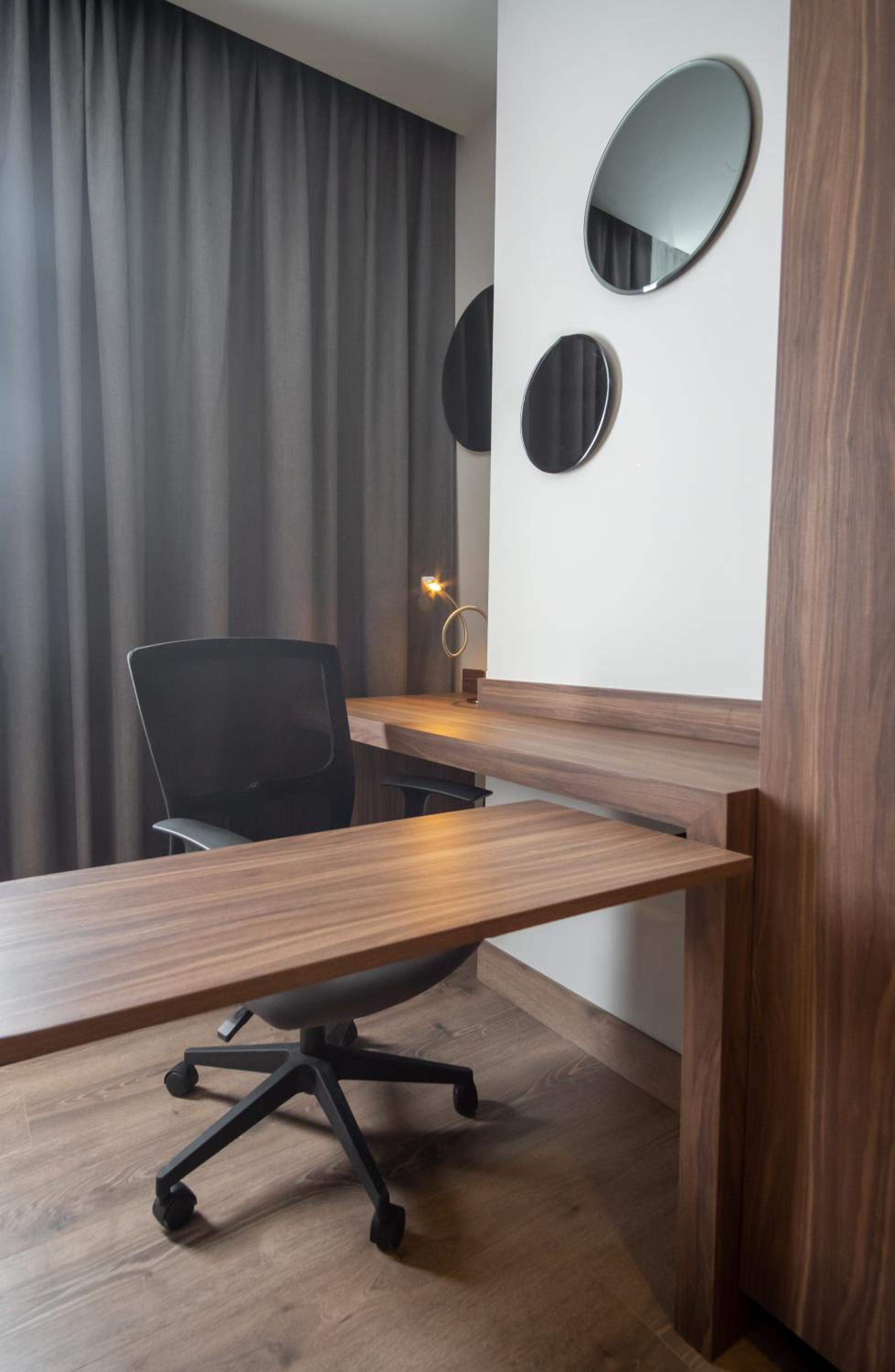 Deluxe King Room with City View and Balcony - Photo 7