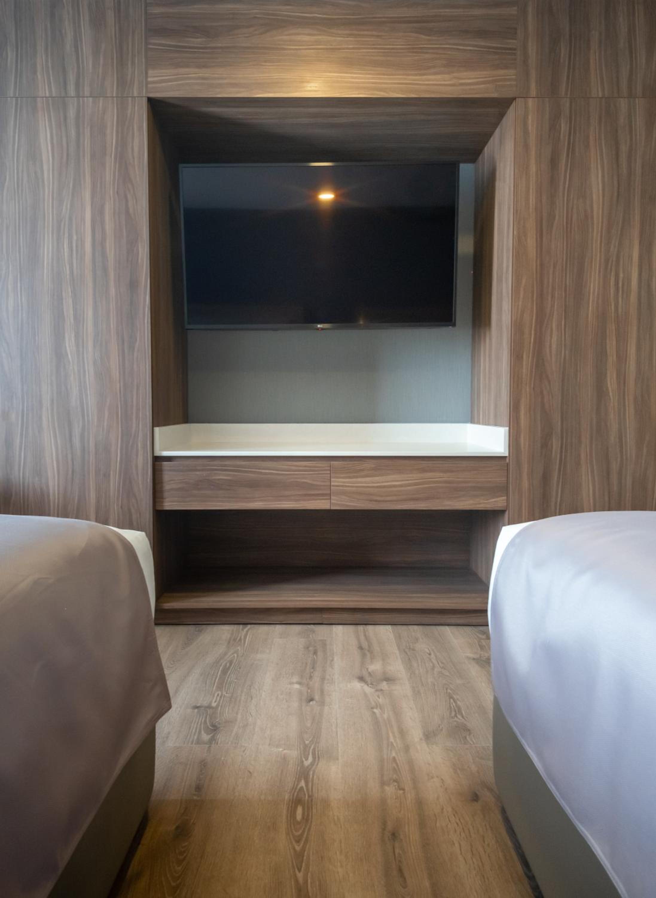 Deluxe Queen Room with Two Queen Beds and Balcony - City View - Photo 5