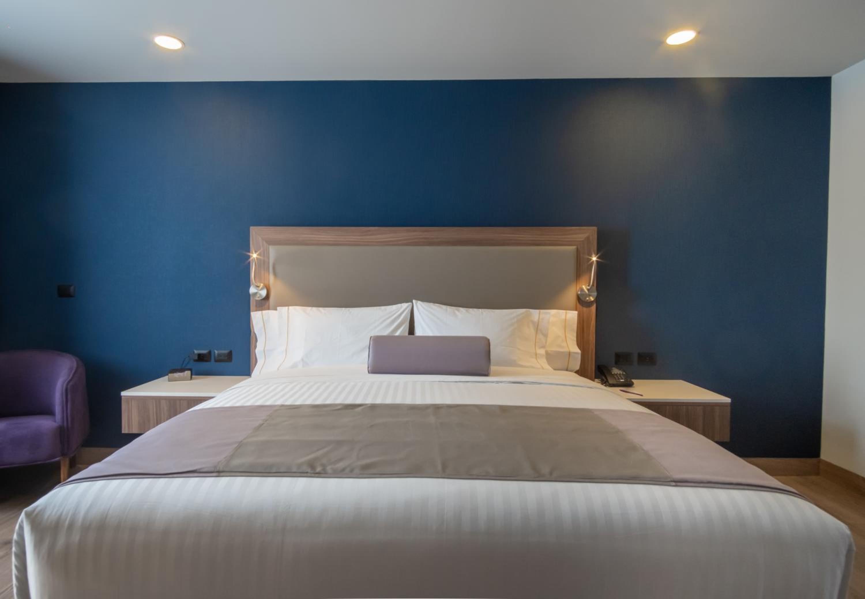 Deluxe King Room with City View and Balcony - Photo 1