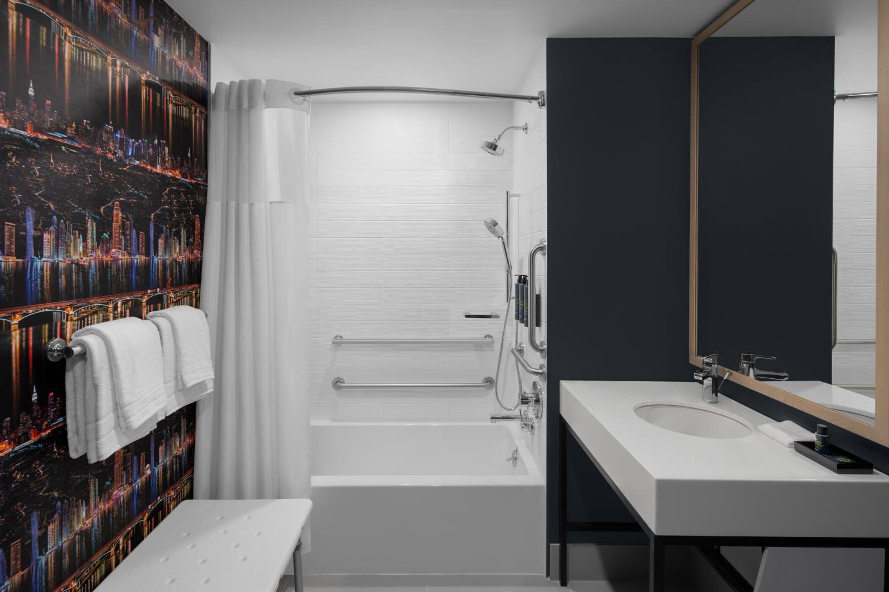 Urban King Room with City View and Adapted Tub - Mobility and Hearing Accessible thumbnail 6