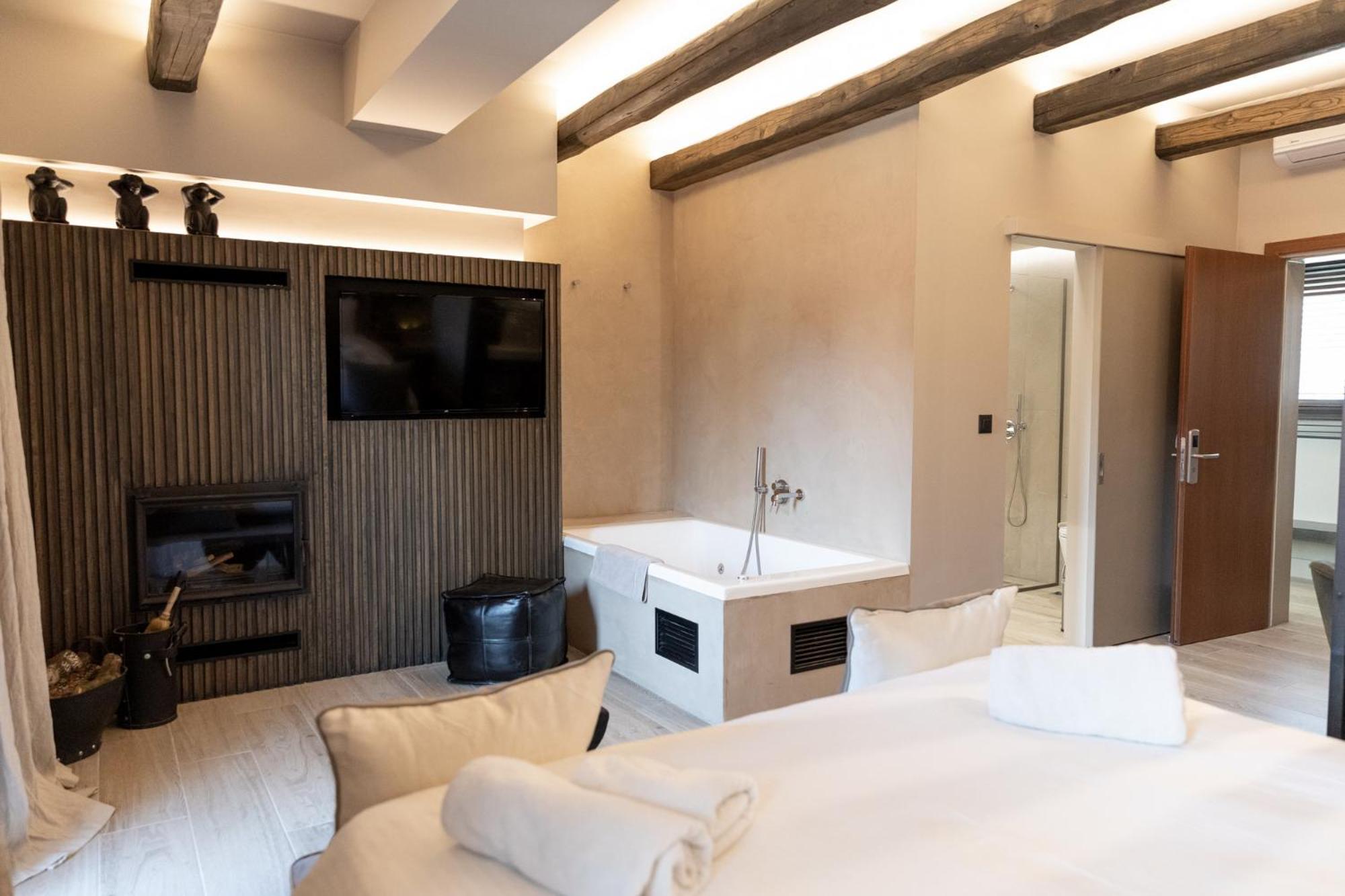 Suite with Hot Tub photo 2
