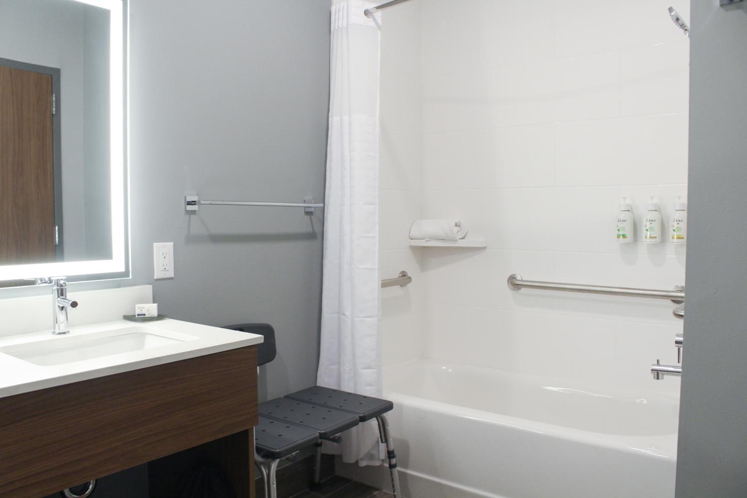 Queen Room with Two Queen Beds and Tub with Grab Bars - Mobility and Hearing Accessible/Non-Smoking - Photo 9