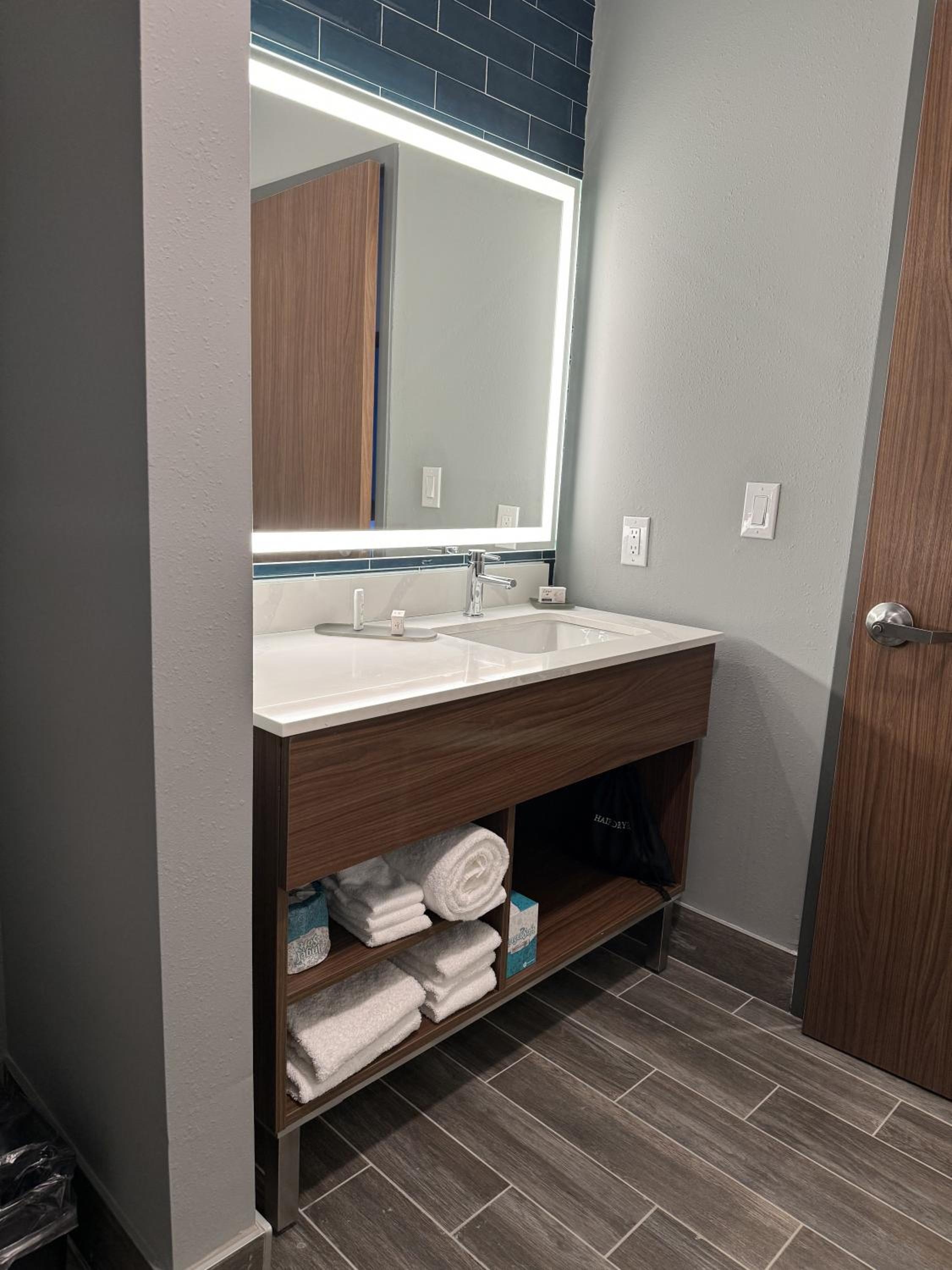 King Room with One King Bed and Roll-in Shower - Mobility and Hearing Accessible/Non-Smoking - Photo 9
