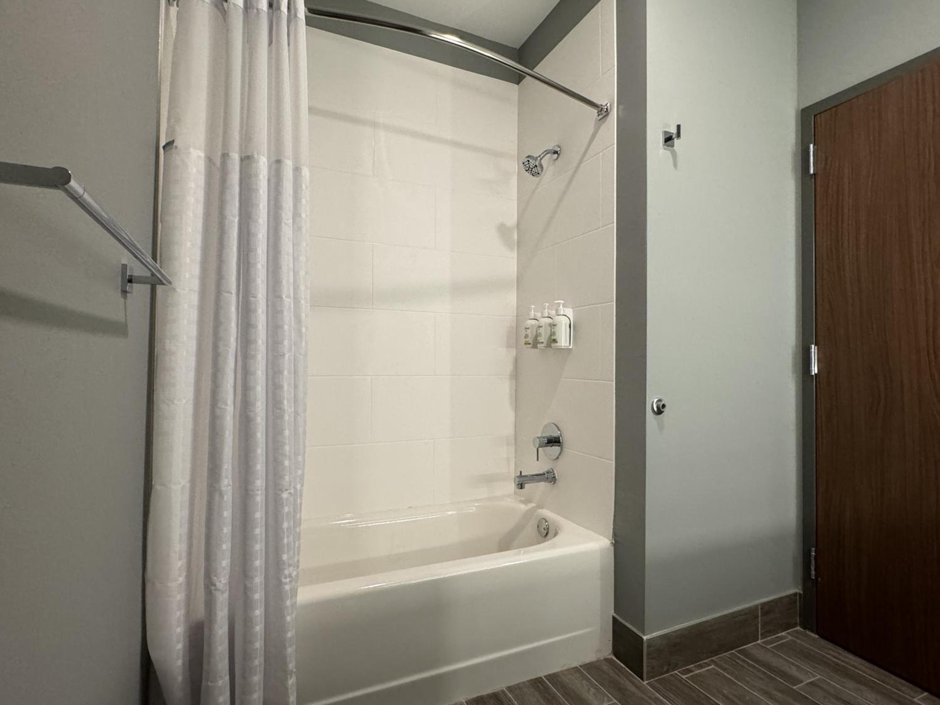 Queen Room with Two Queen Beds - Non-Smoking - Photo 7