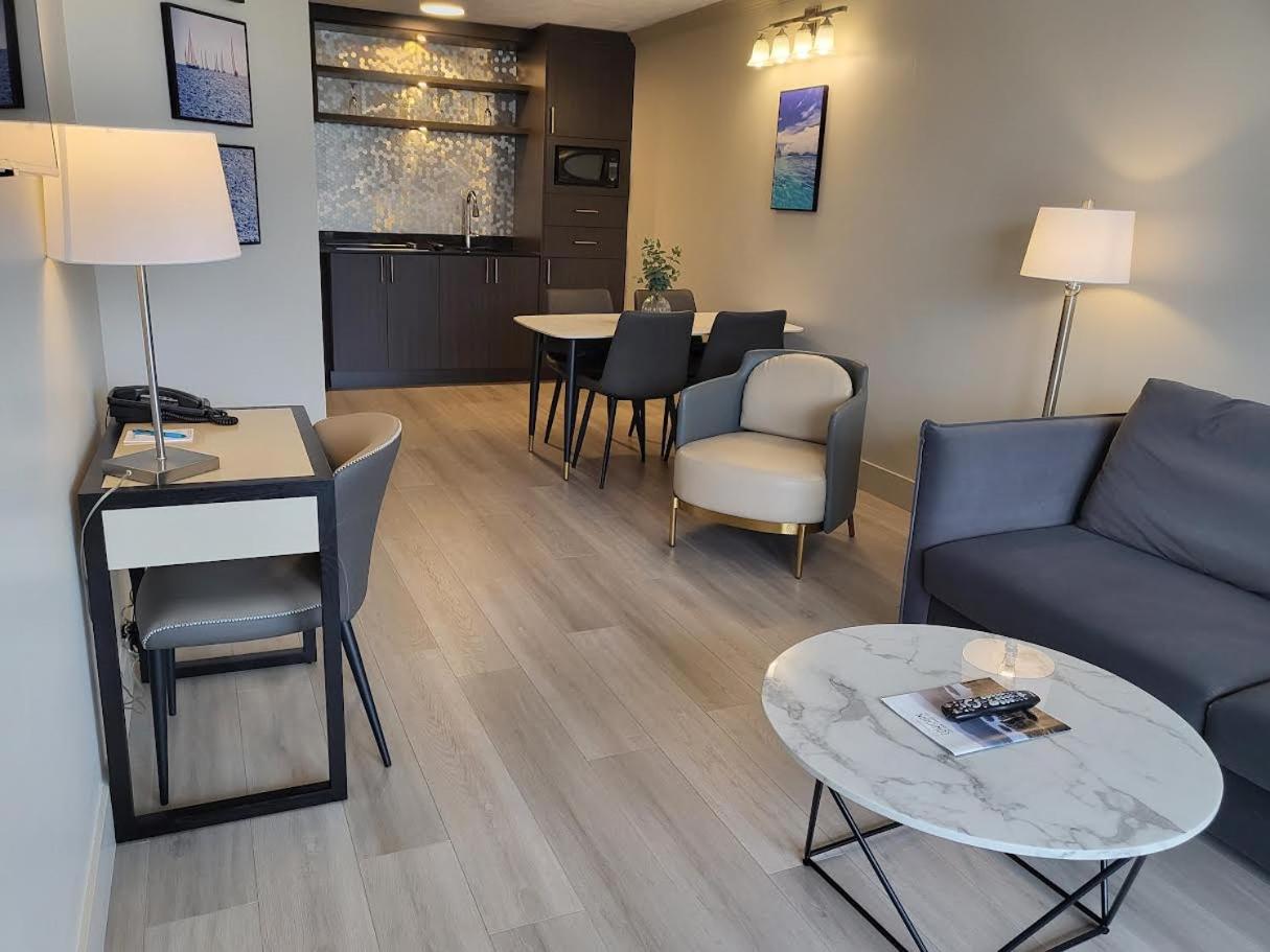 Deluxe King Suite - Not Pet Friendly photo 2