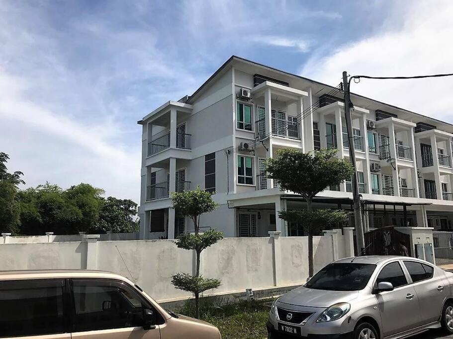 Six-Bedroom House photo 1