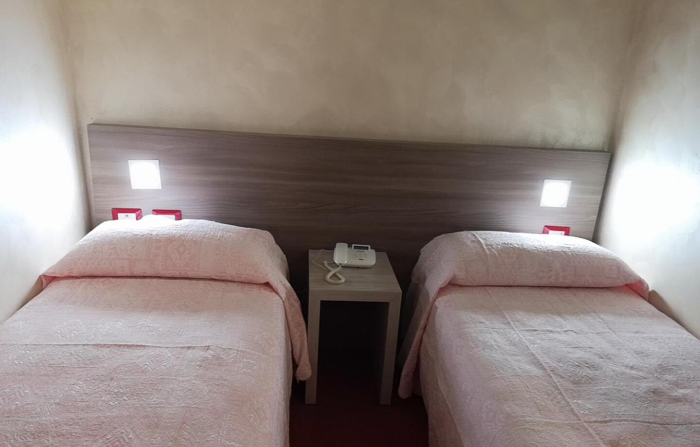 Twin Room with Private Bathroom - Photo 1