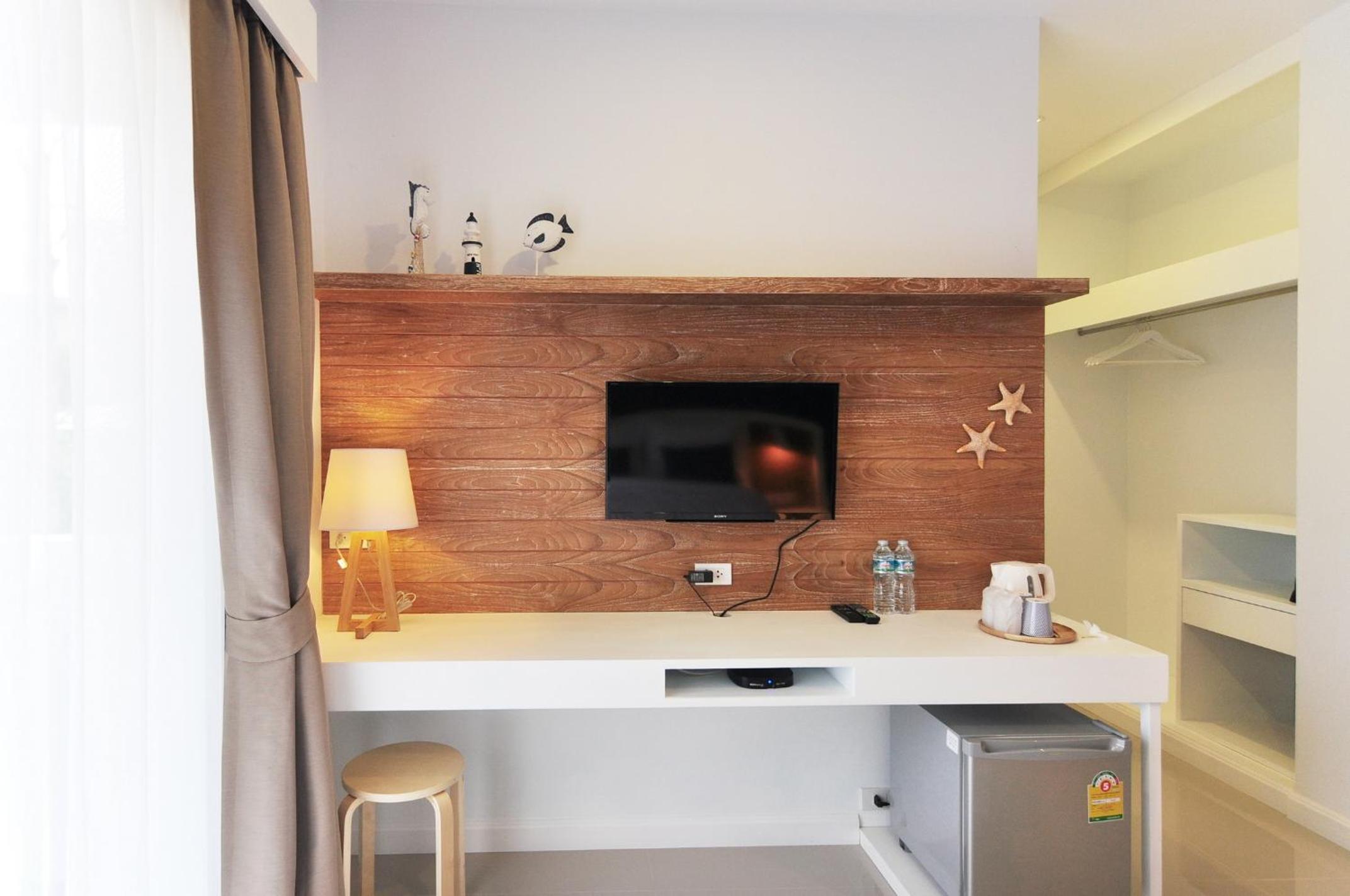 Deluxe Double Room with Balcony - Photo 7