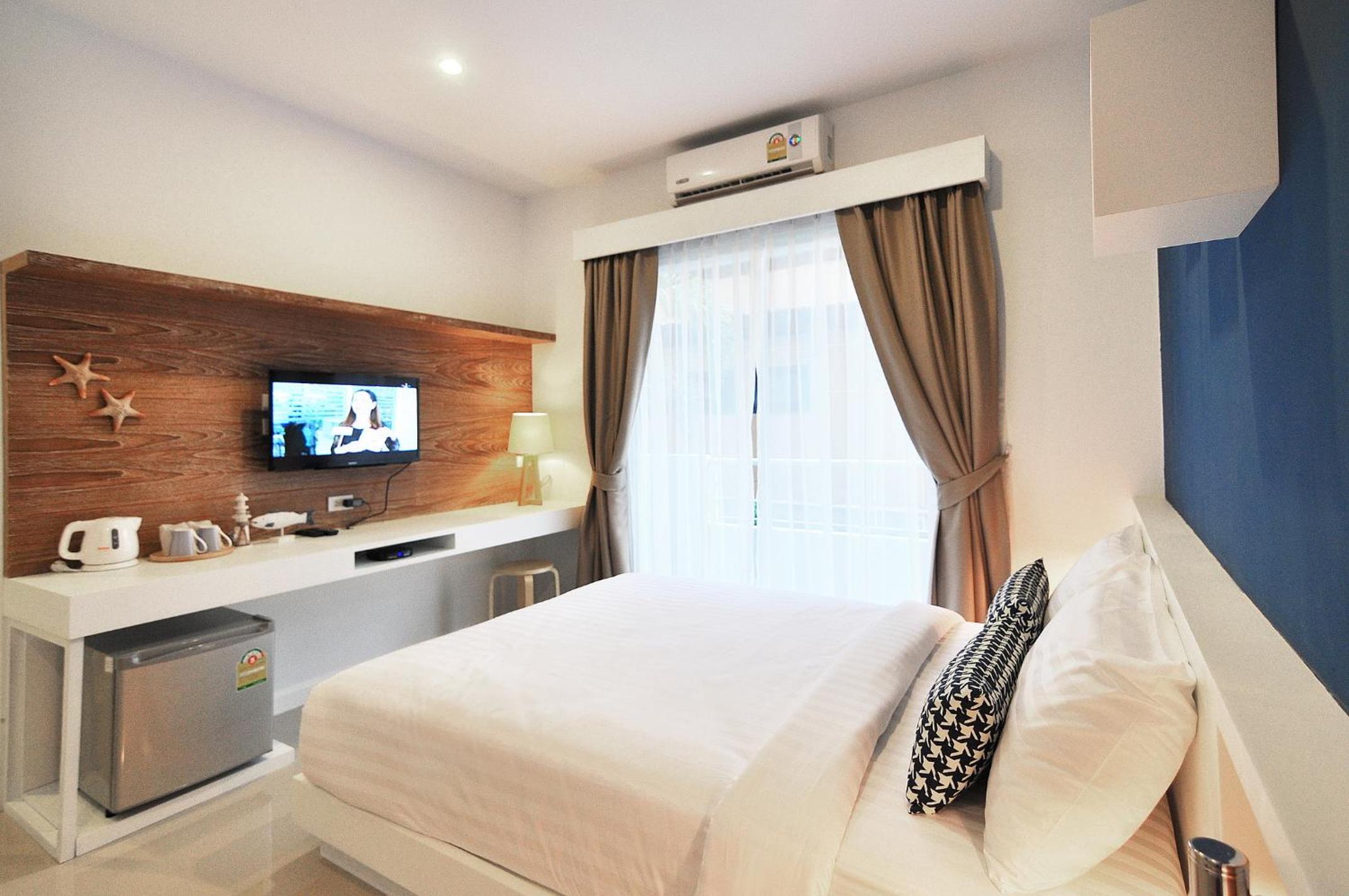 Deluxe Double Room with Balcony - Photo 2