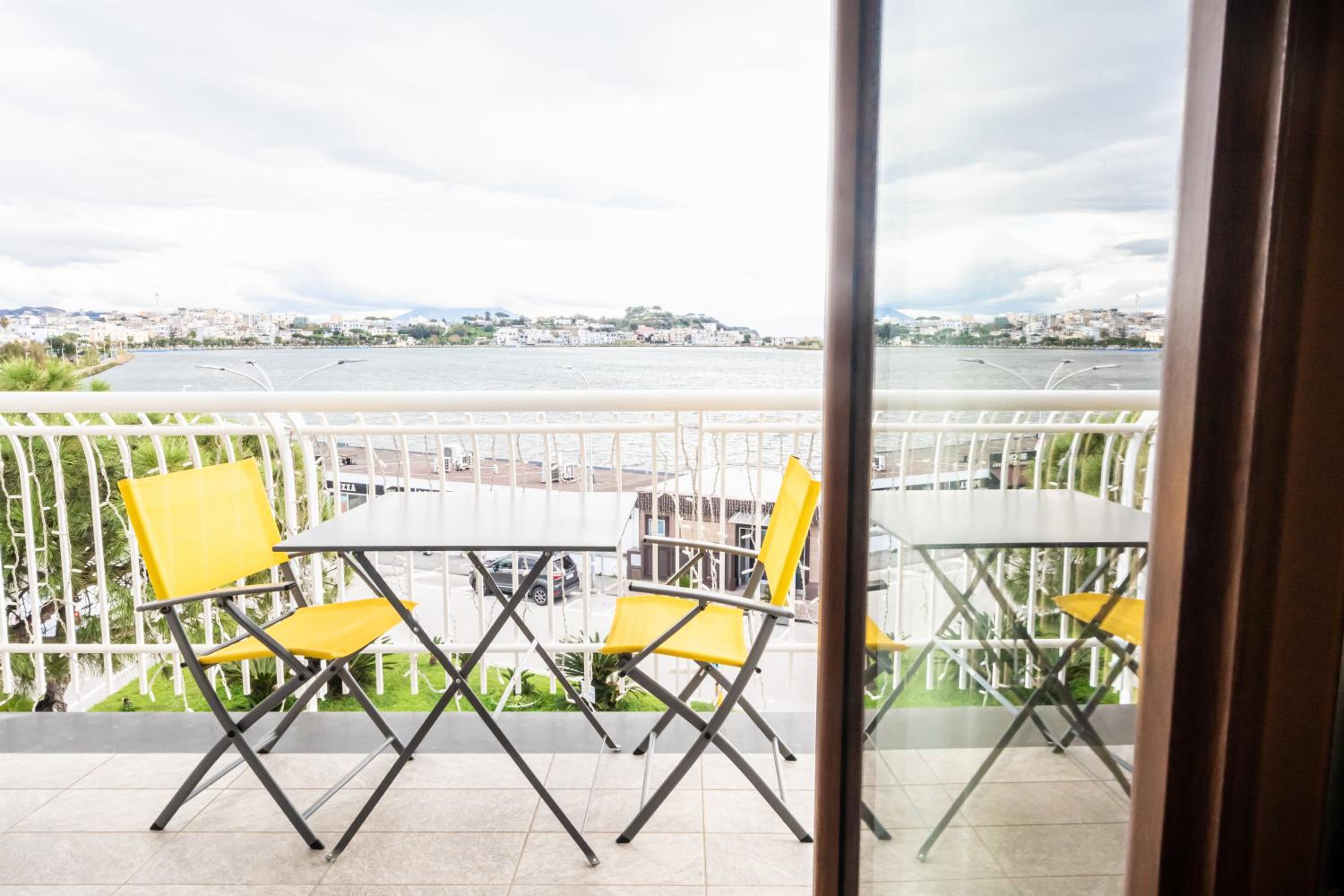 King Room with Lake View - Photo 9