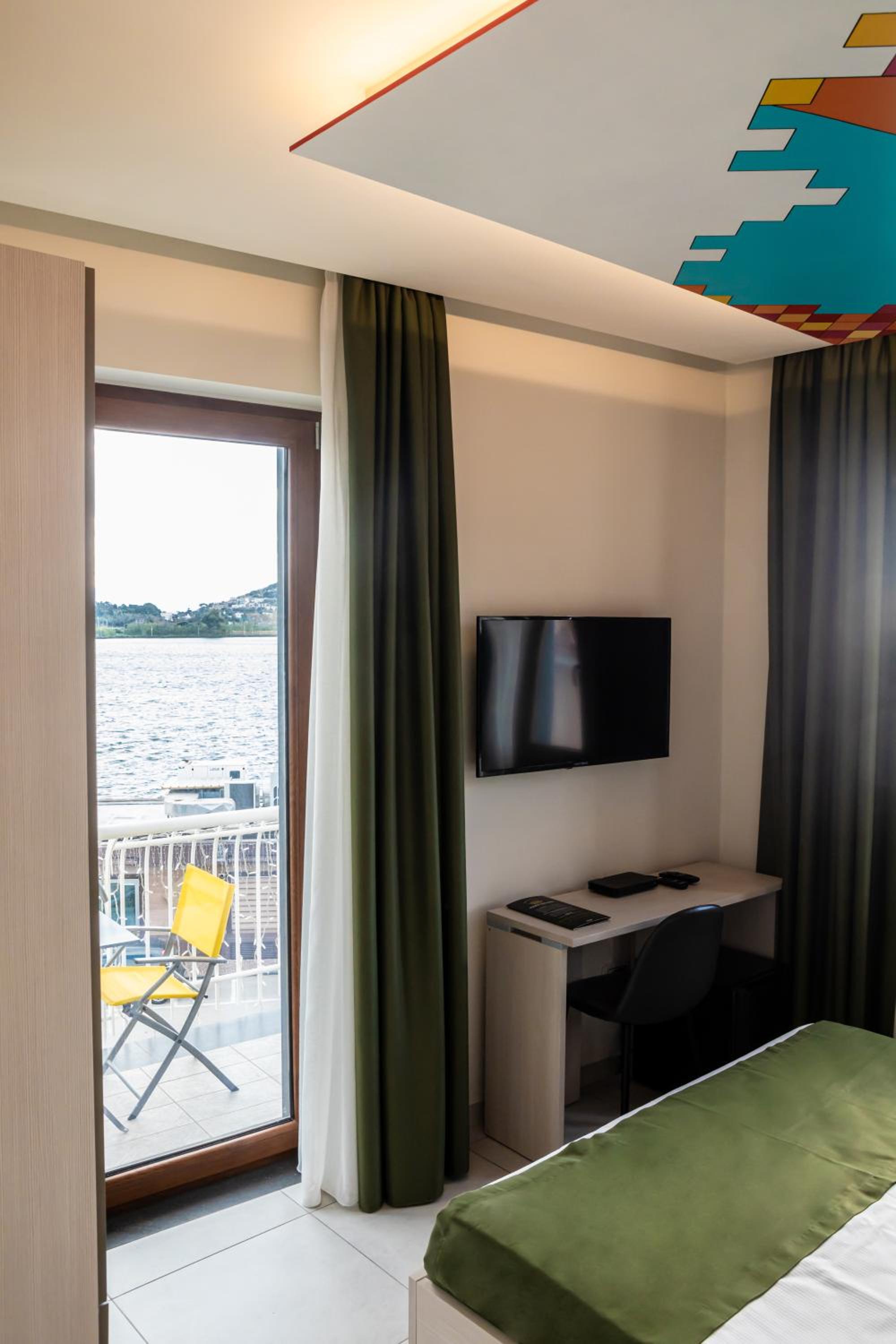 King Room with Lake View - Photo 7