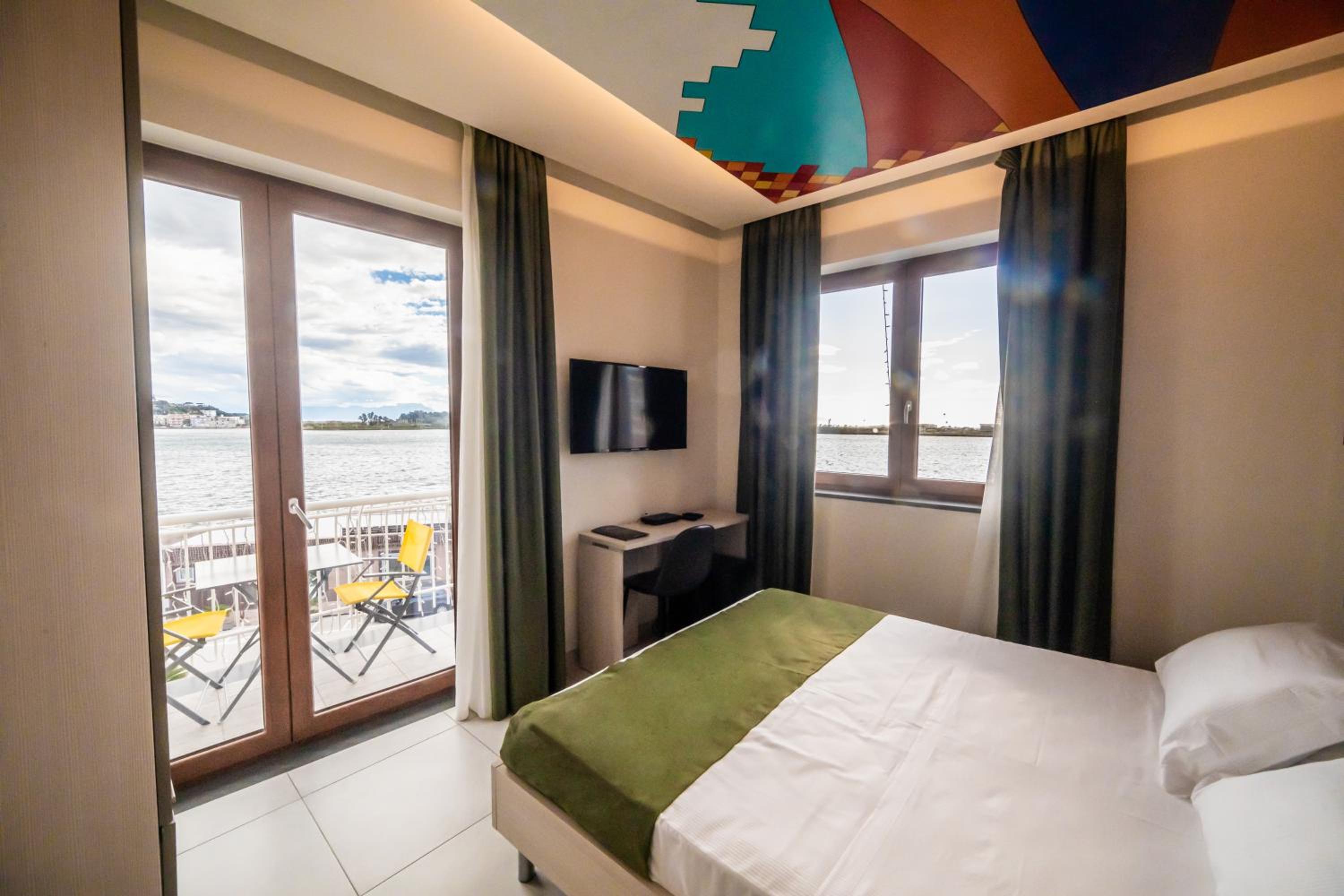 King Room with Lake View - Photo 15