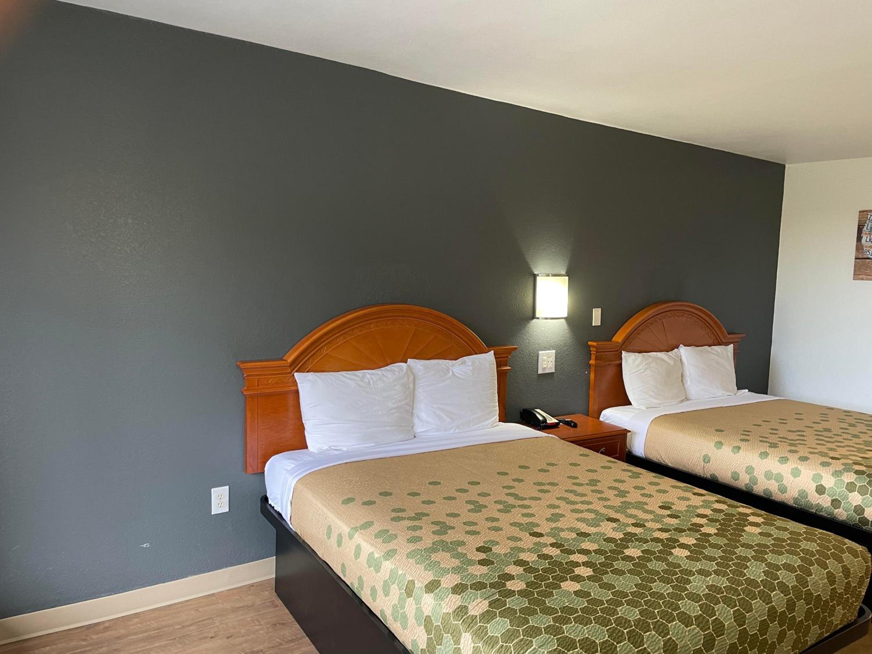 2 Queen Beds Non-Smoking - Photo 5