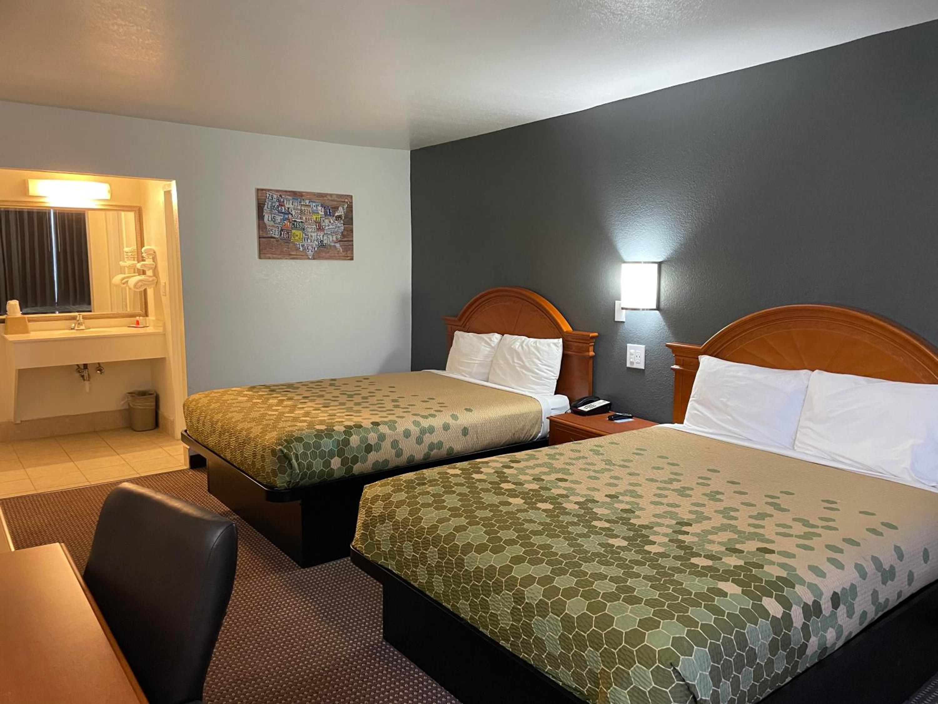 2 Queen Beds Non-Smoking - Photo 6