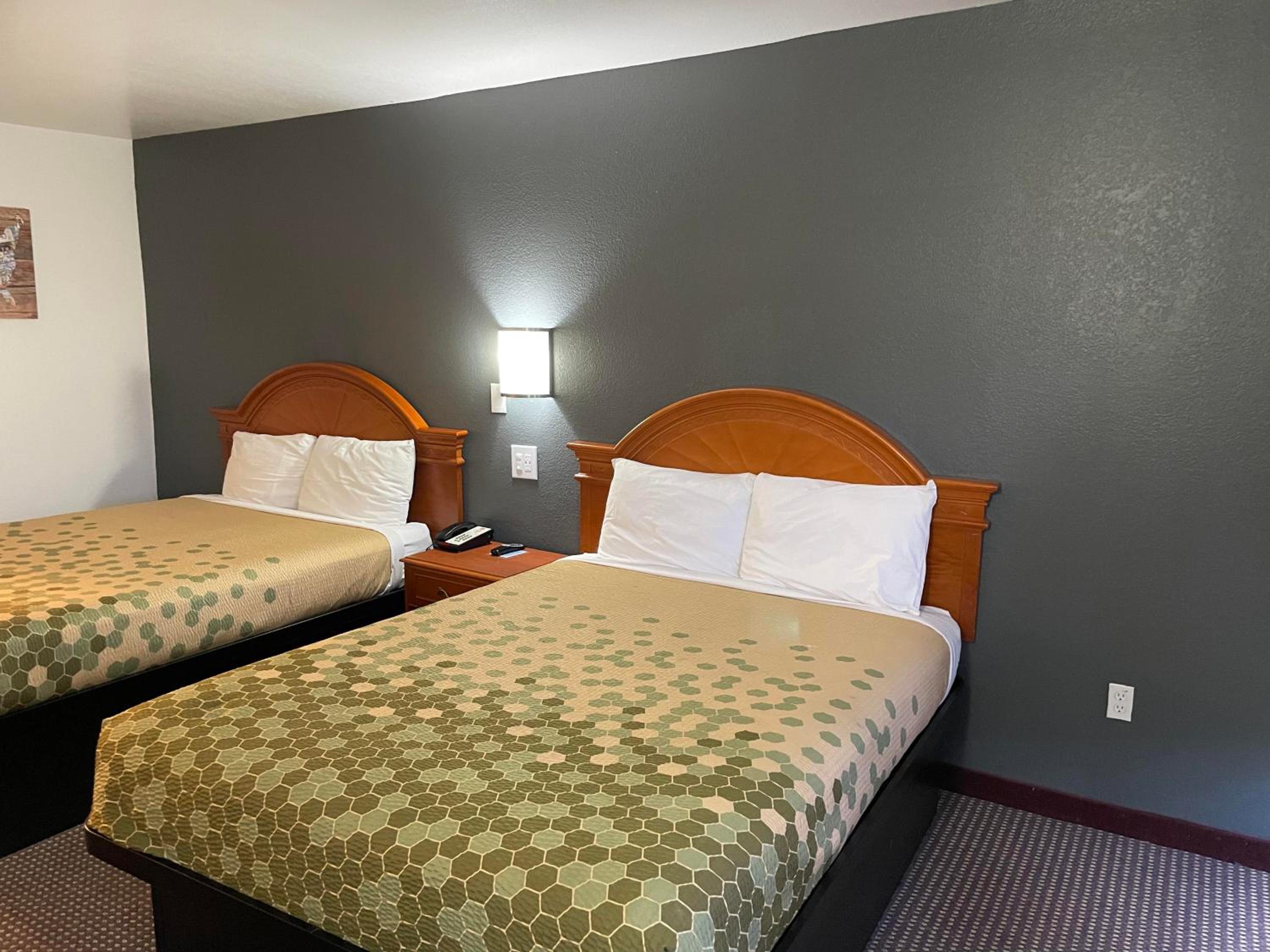 2 Queen Beds Non-Smoking - Photo 1