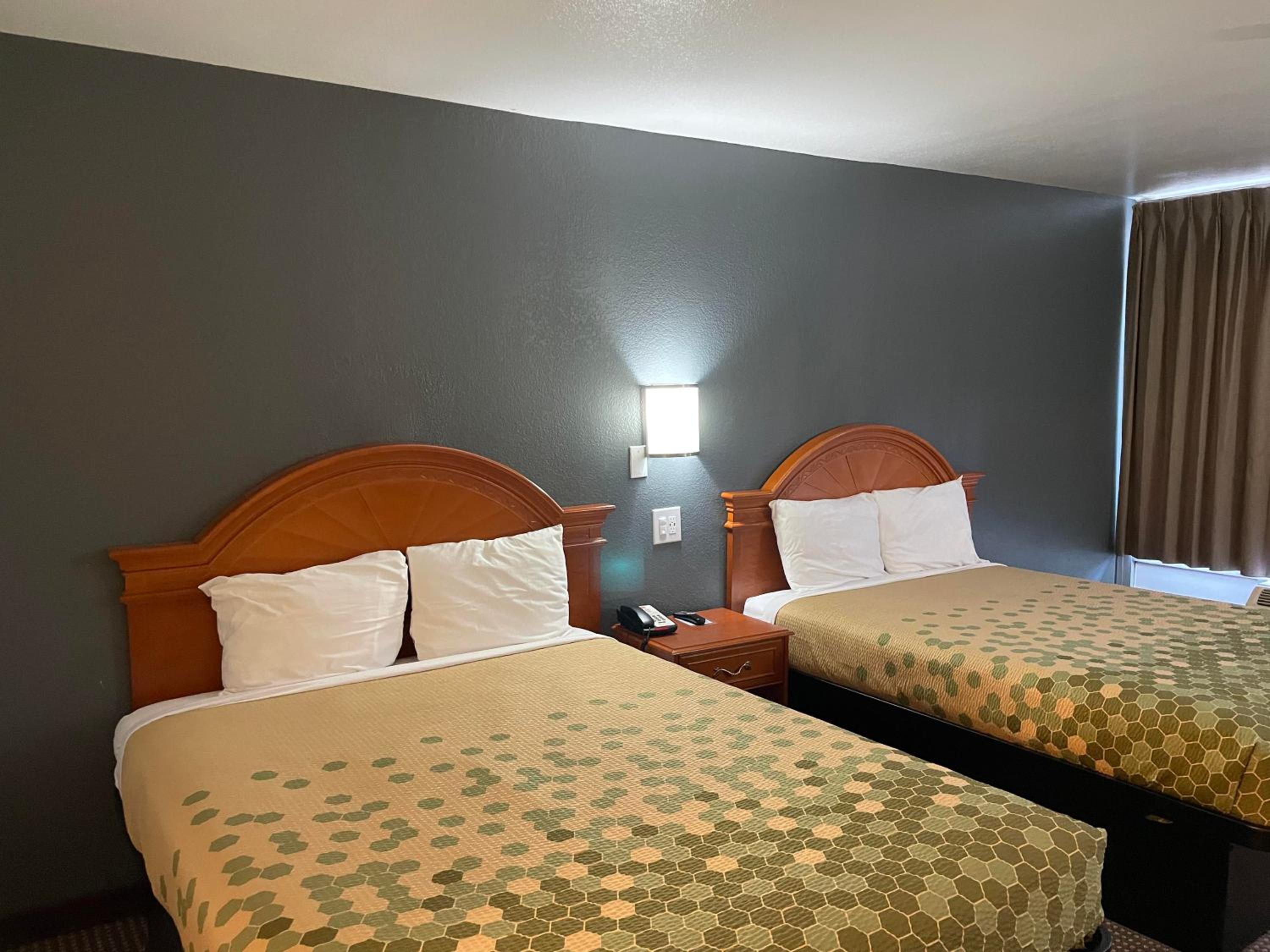 2 Queen Beds Non-Smoking - Photo 3