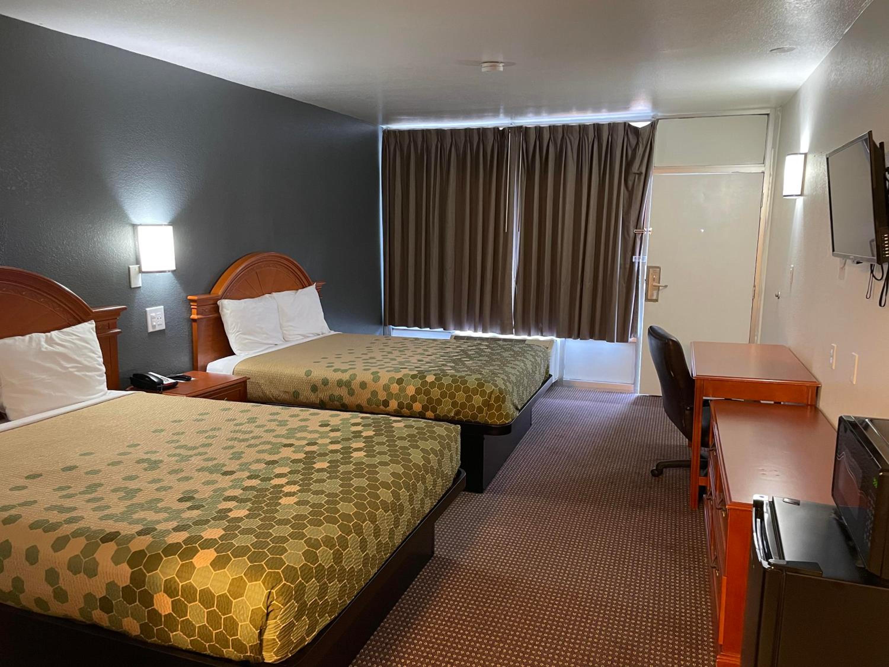 2 Queen Beds Non-Smoking - Photo 10