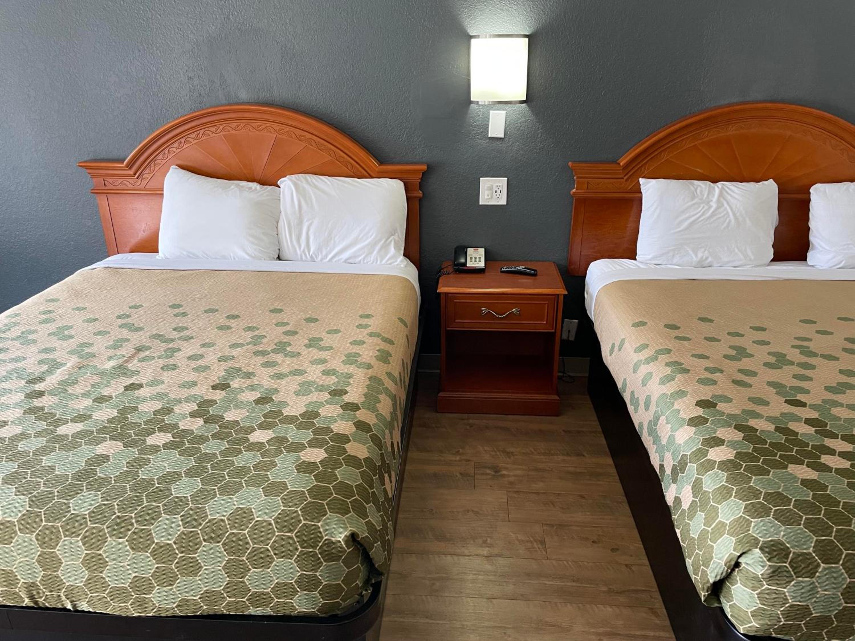 2 Queen Bed Smoking - Photo 1
