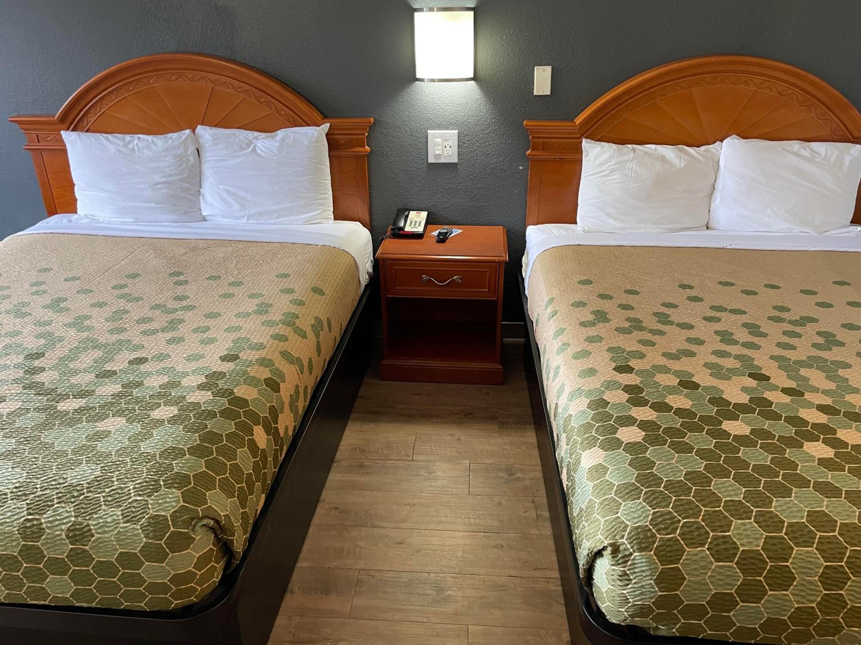 2 Queen Bed Smoking - Photo 5