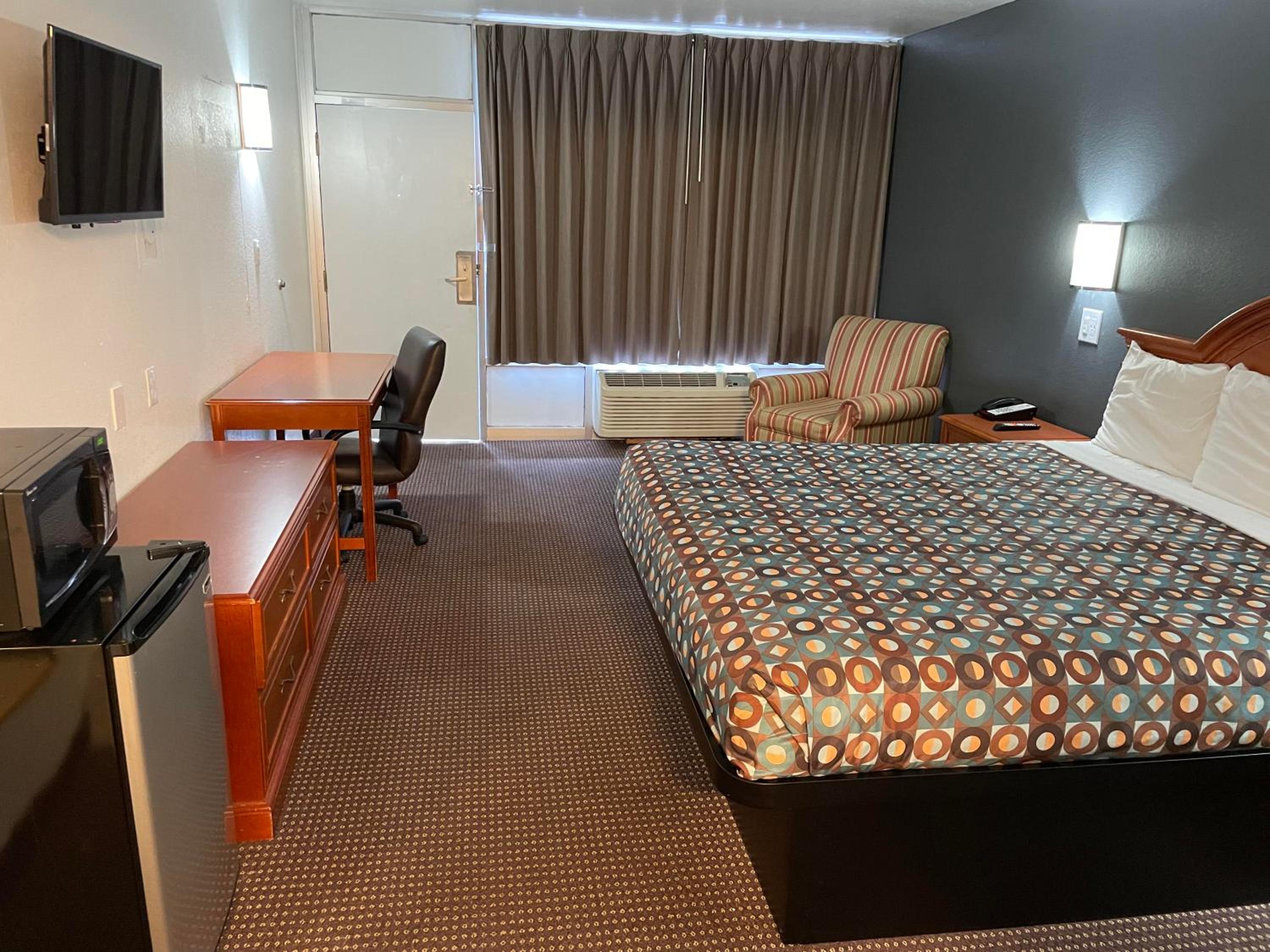 King Bed Non-Smoking - Photo 11