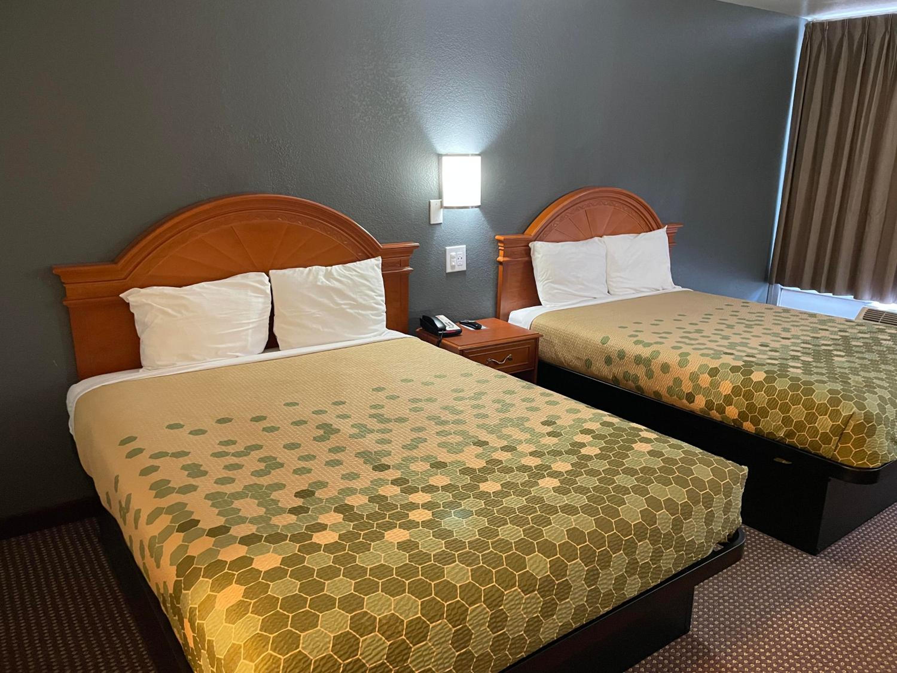 2 Queen Beds Non-Smoking - Photo 4
