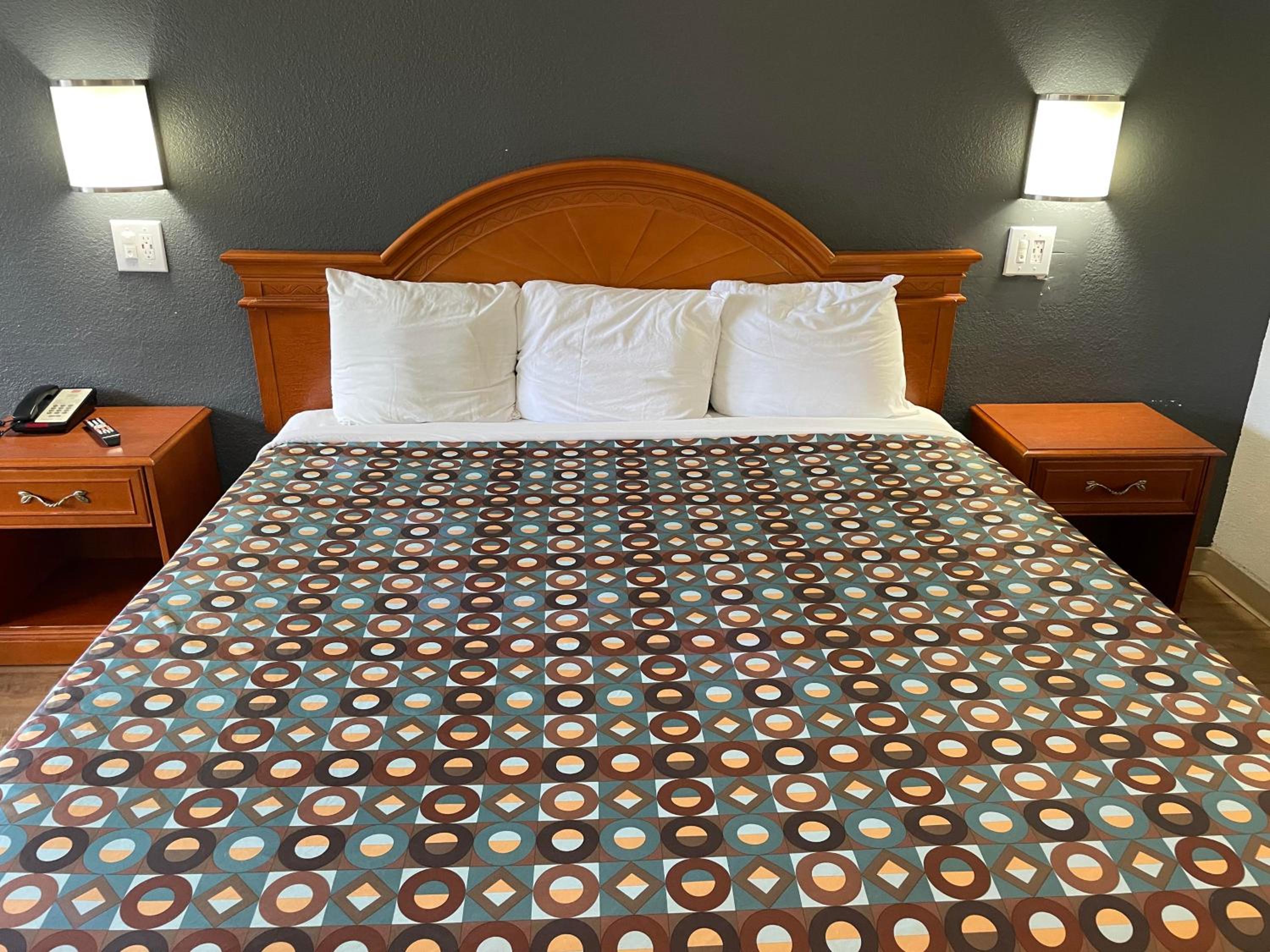 King Bed Non-Smoking - Photo 6