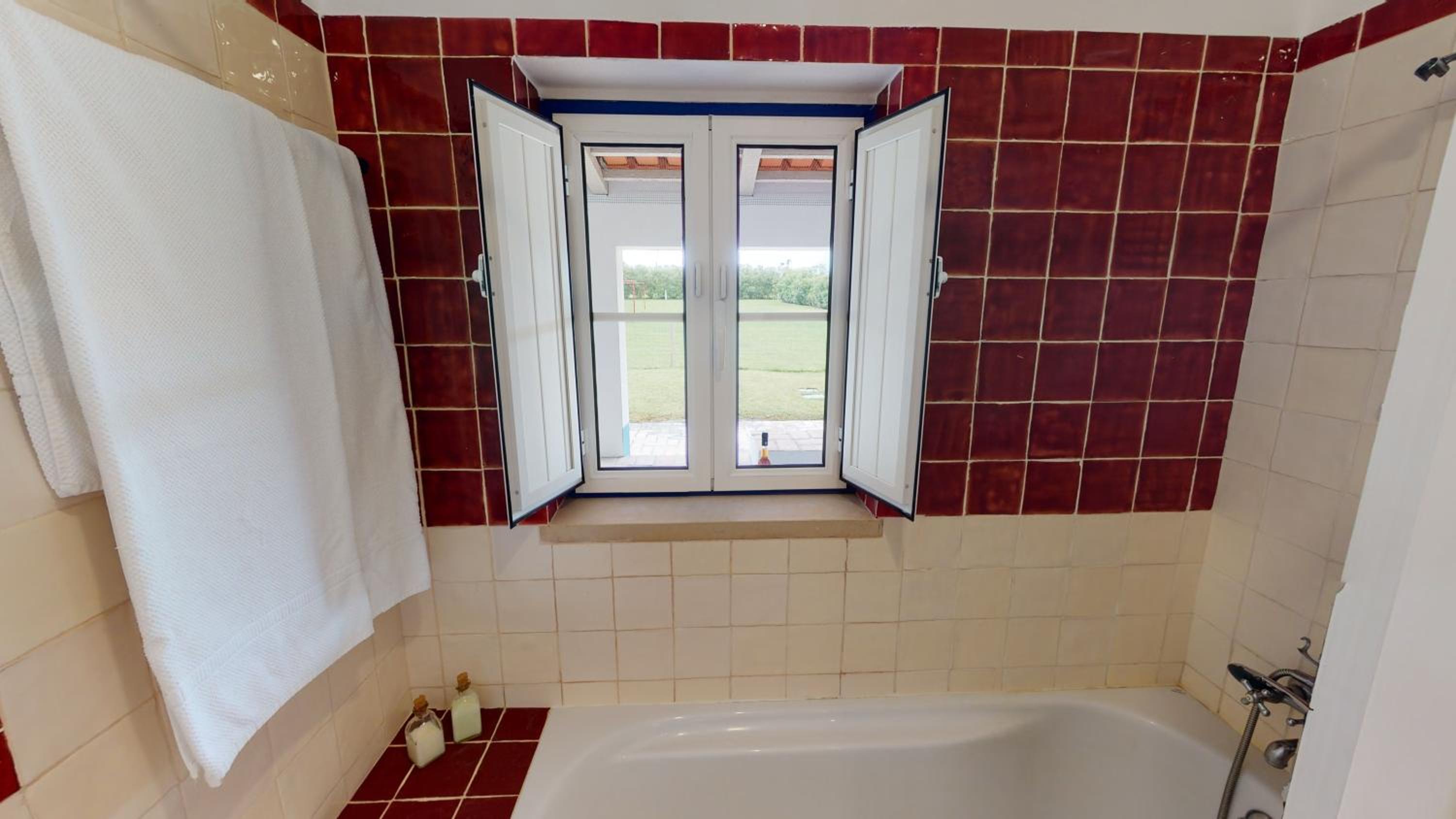 Twin Room with Private Bathroom - Photo 9