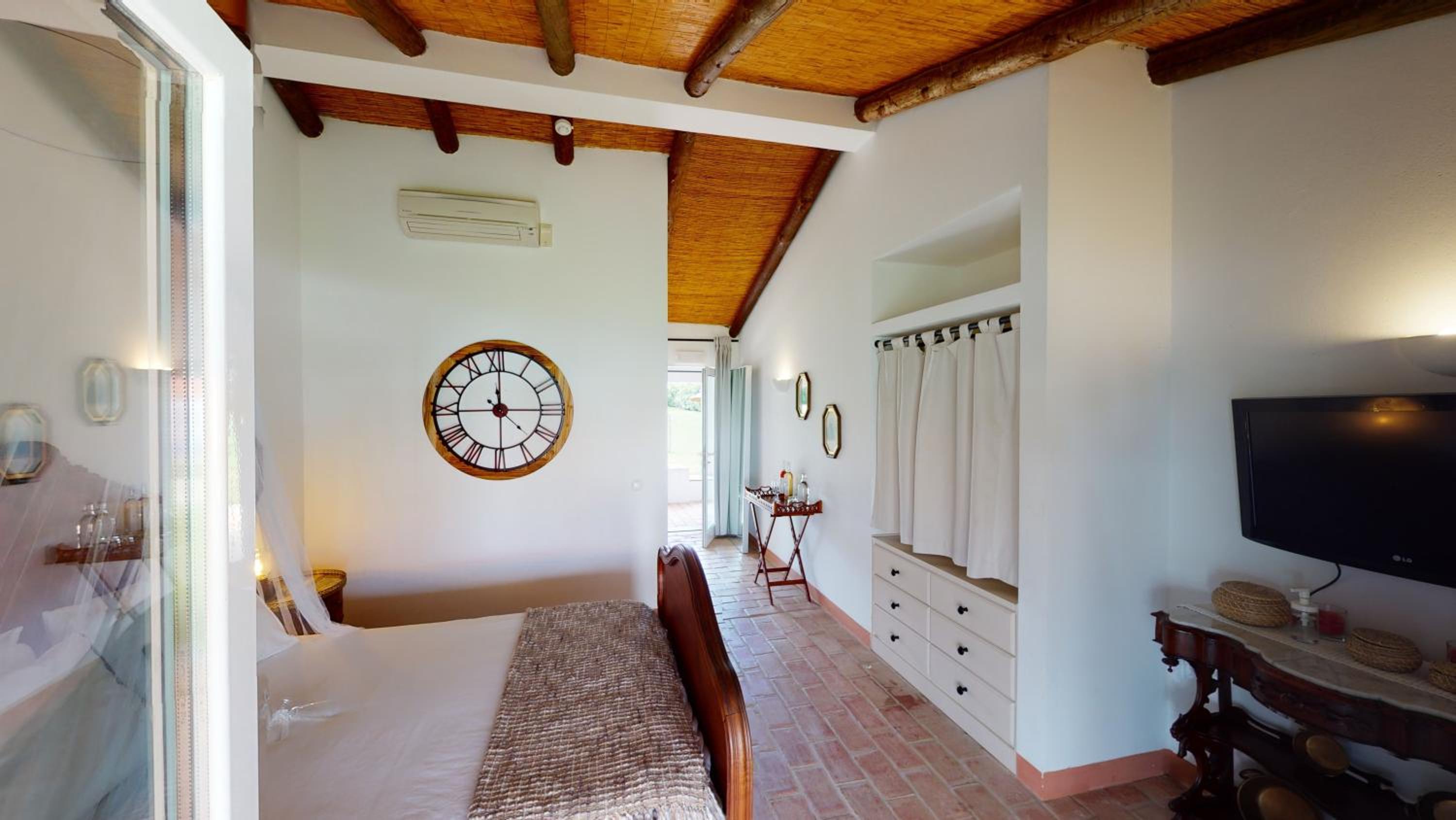 Twin Room with Private Bathroom - Photo 5