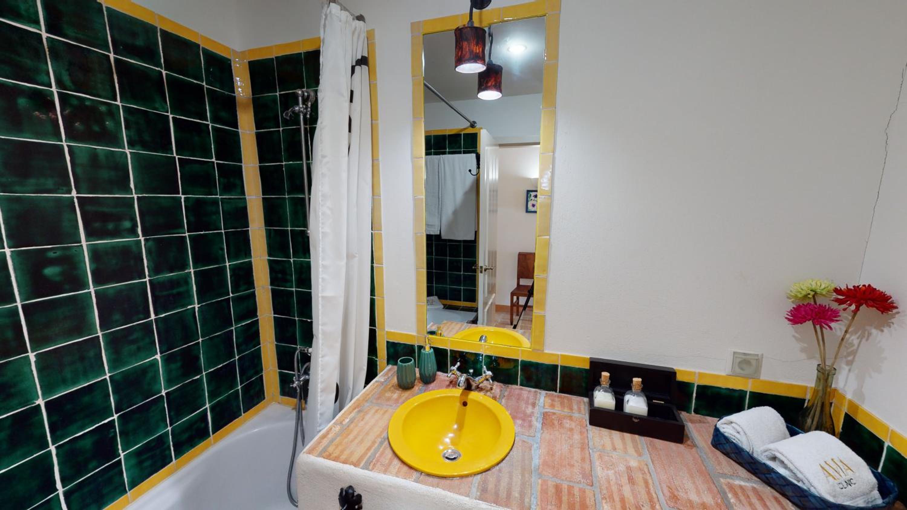 Standard Suite - Photo 4