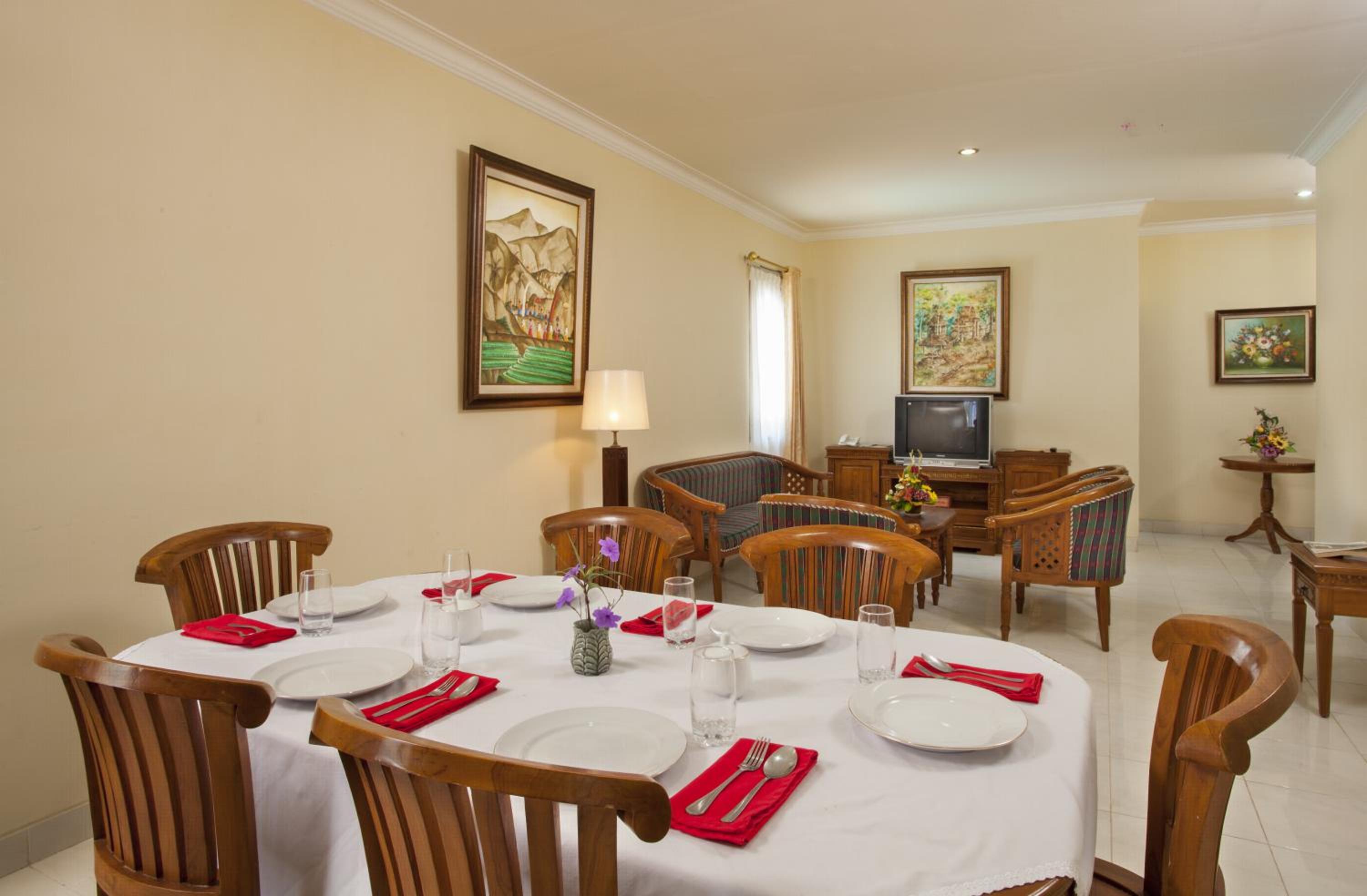 Family Room (10 Adults) photo 2