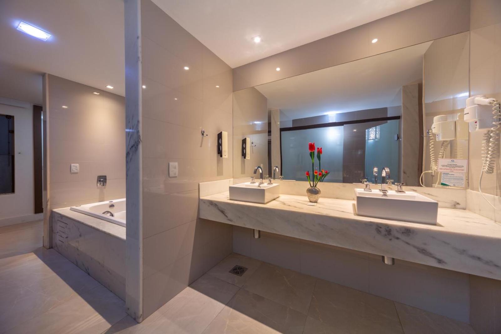 Deluxe Suite with Spa Bath photo 2