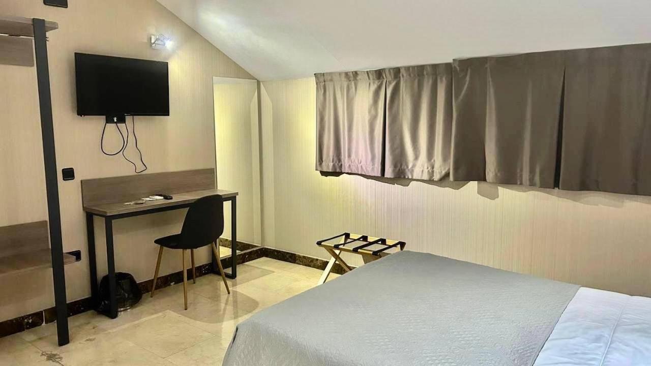 Deluxe Room (2 Adults + 1 Child) - Photo 2
