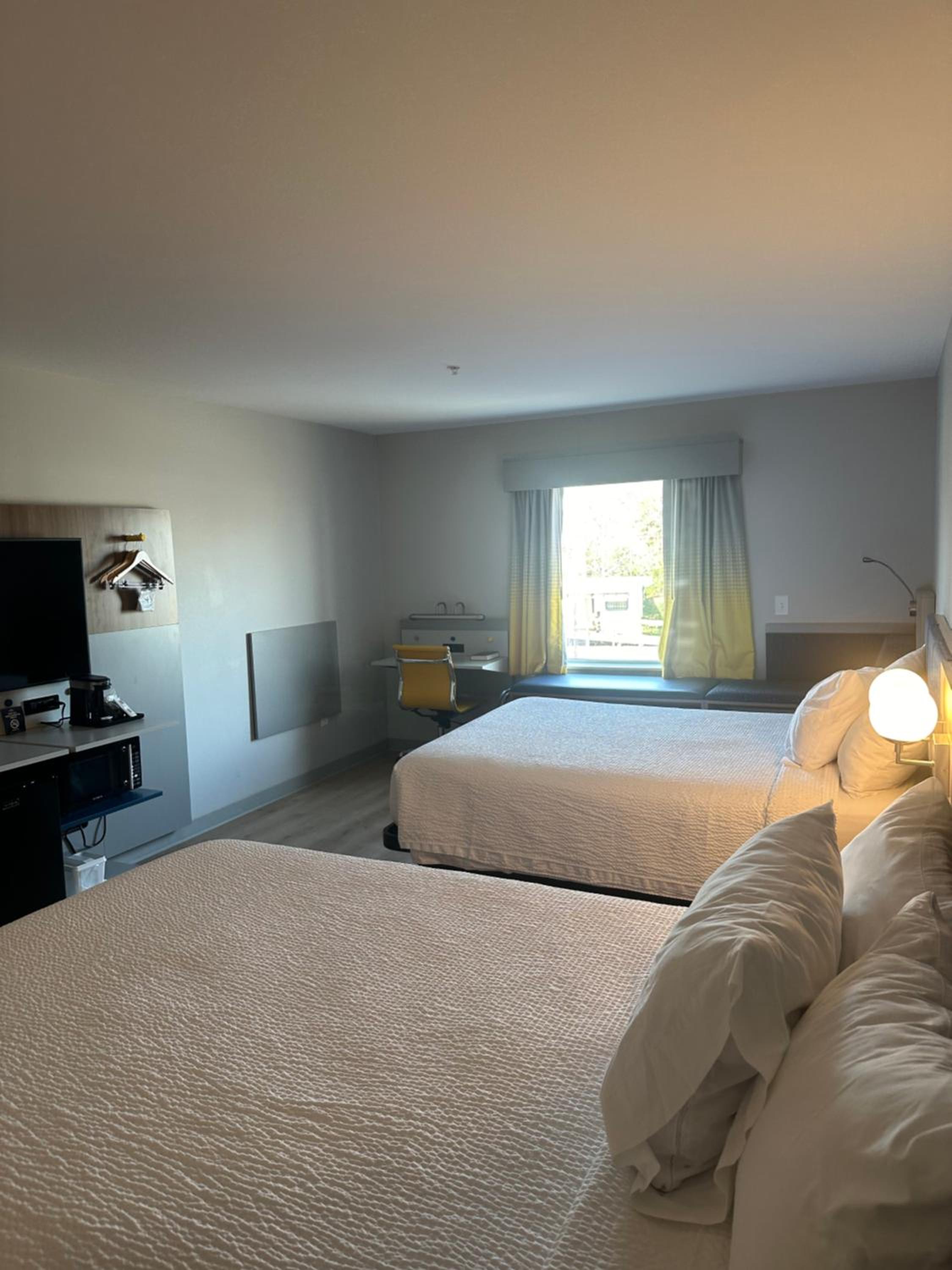 Corner Queen Room with Two Queen Beds - Non-Smoking - Photo 4